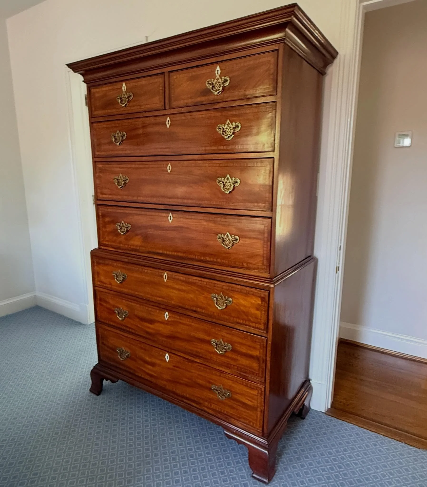 Throwback to special antique details.
🔸Antique Georgian Chest on Chest Highboy
.
.
.
.
.
#chestonchest
#antiquetallboy
#antiquechest
#highboy
#antiquefurniture