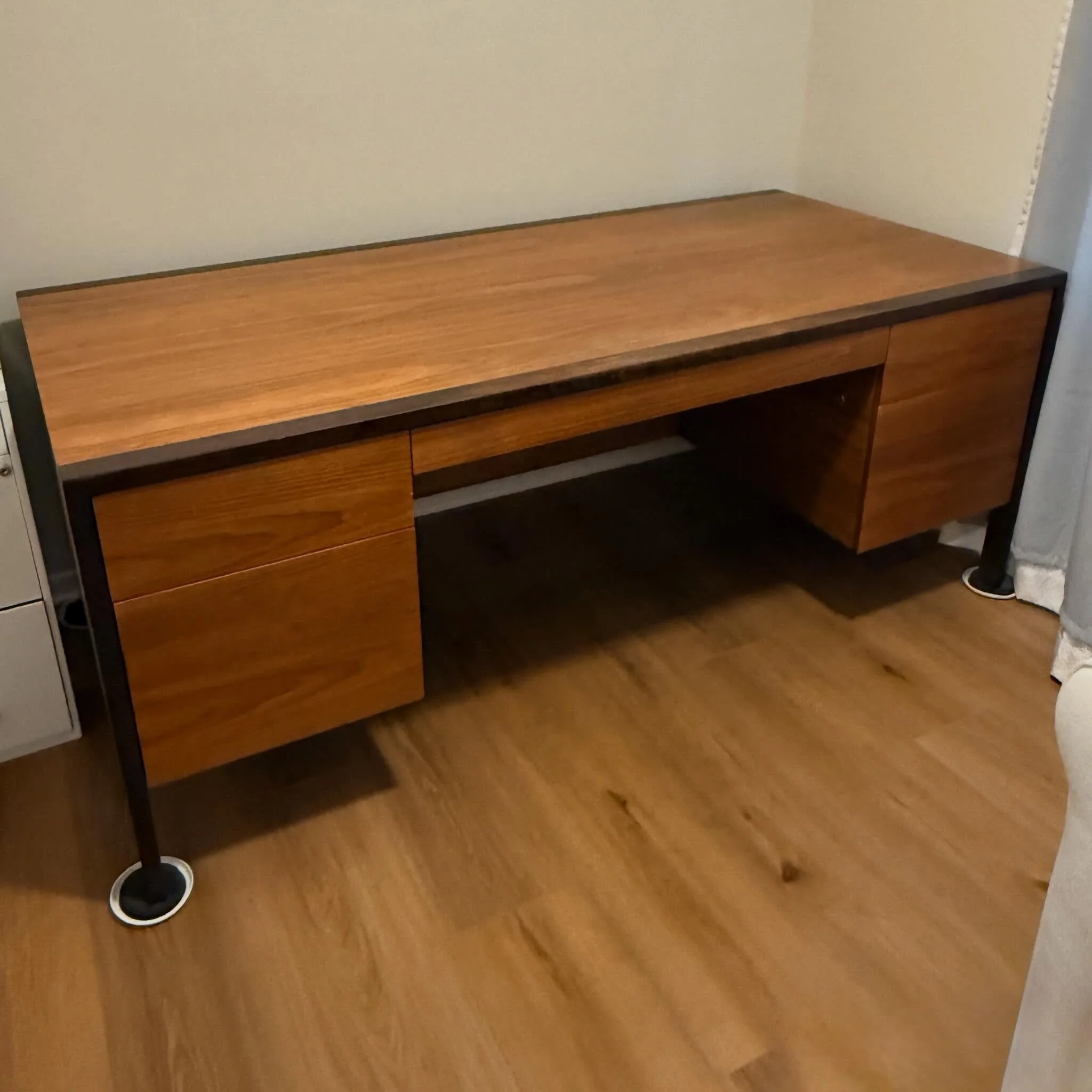 Mid Century Monday with #harveyprobber
.
.
.
.
.
#harveyprobber
#midcenturydesk
#midcenturymonday
#curatedconsignment