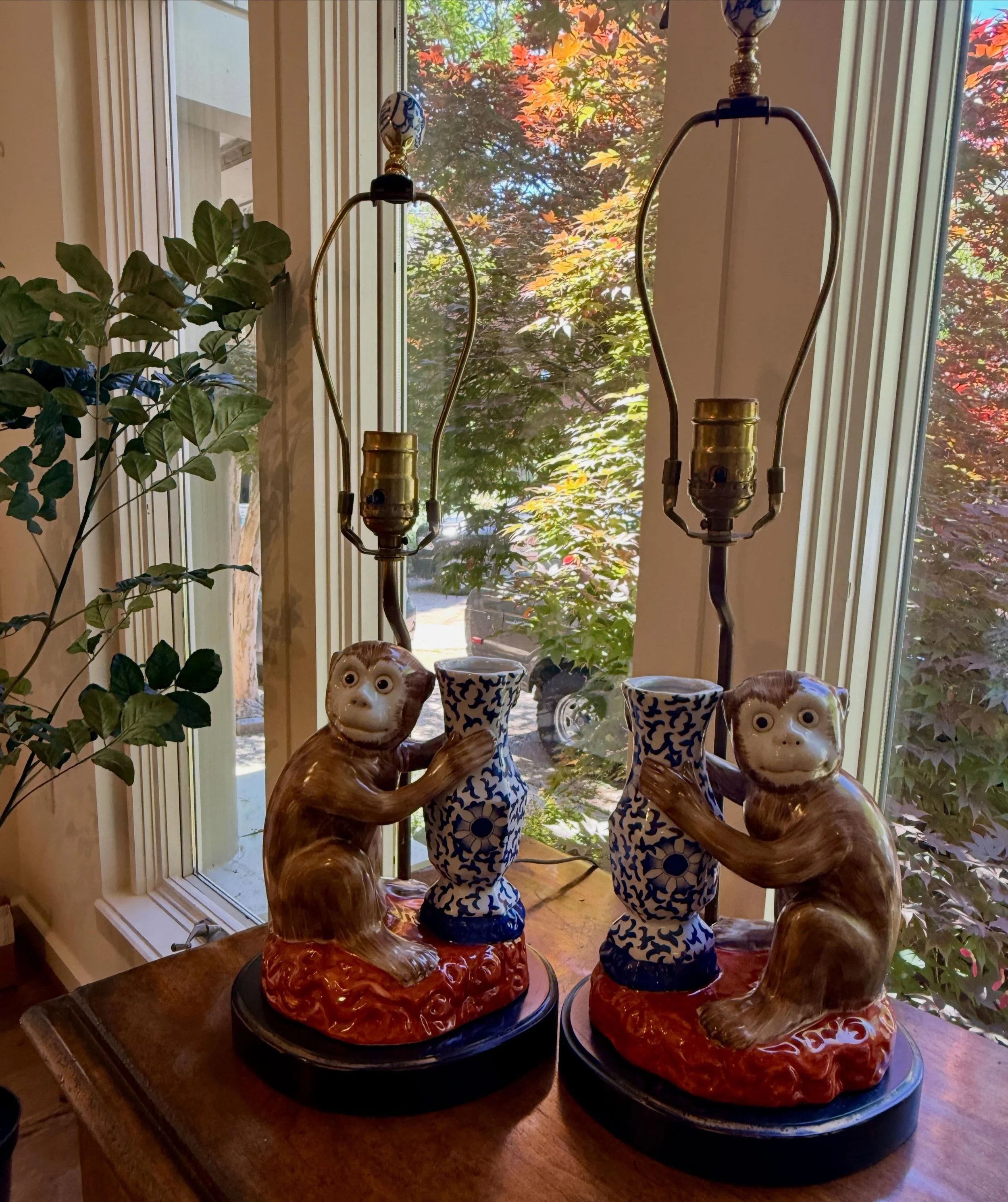 These lamps are 🍌🍌
.
.
.
.
.
#monkeylamps
#chinoiseriemonkeys
#grandmillenial 
#whimsicaldecor
#ceramicmonkey