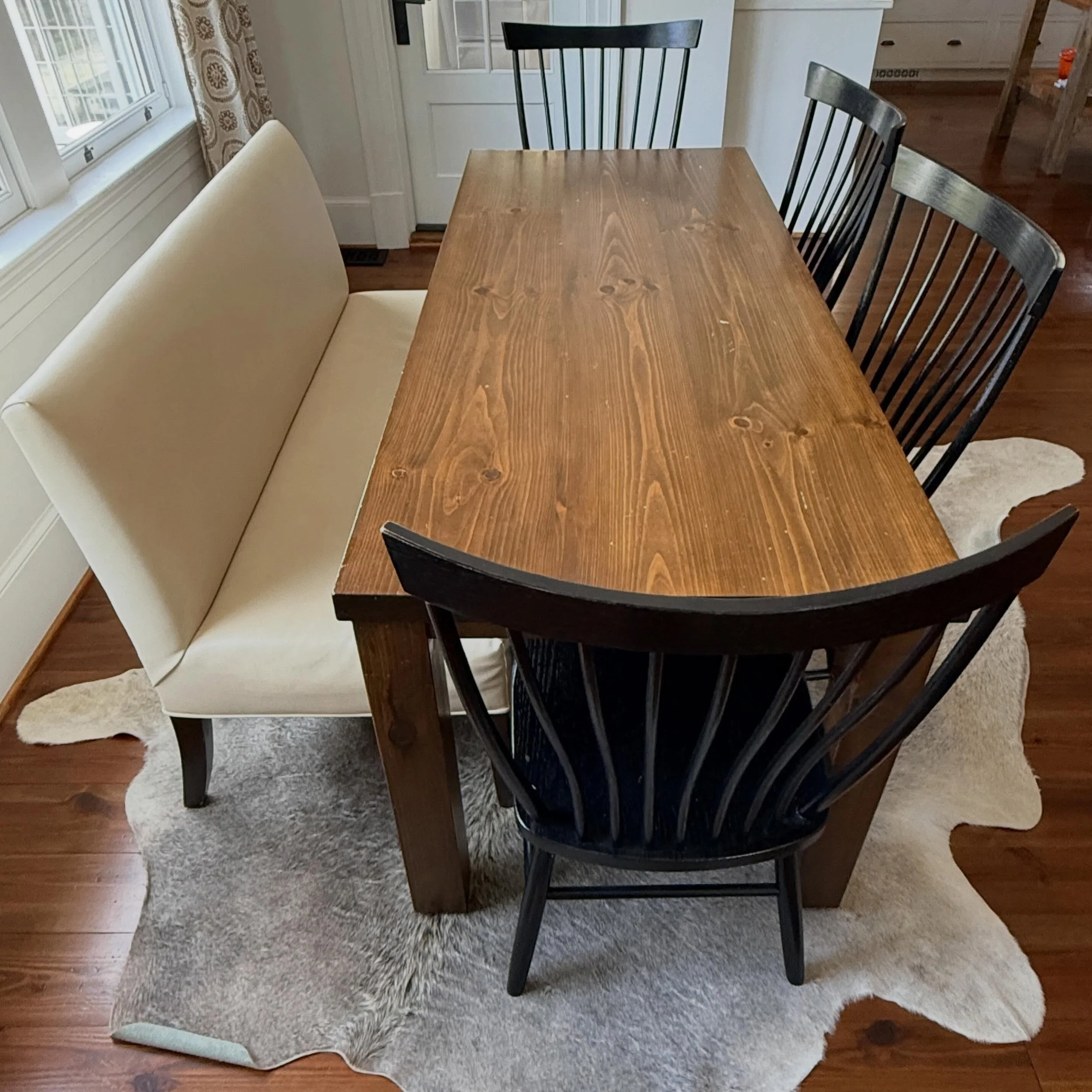 Family meals are peaceful when no one is at the table.

🔸 Kitchen Dining Set with Banquette
.
.
.
.
.
#laurenliess
#banquette
#windsorchairs
#breakfastroom
#breakfasttable