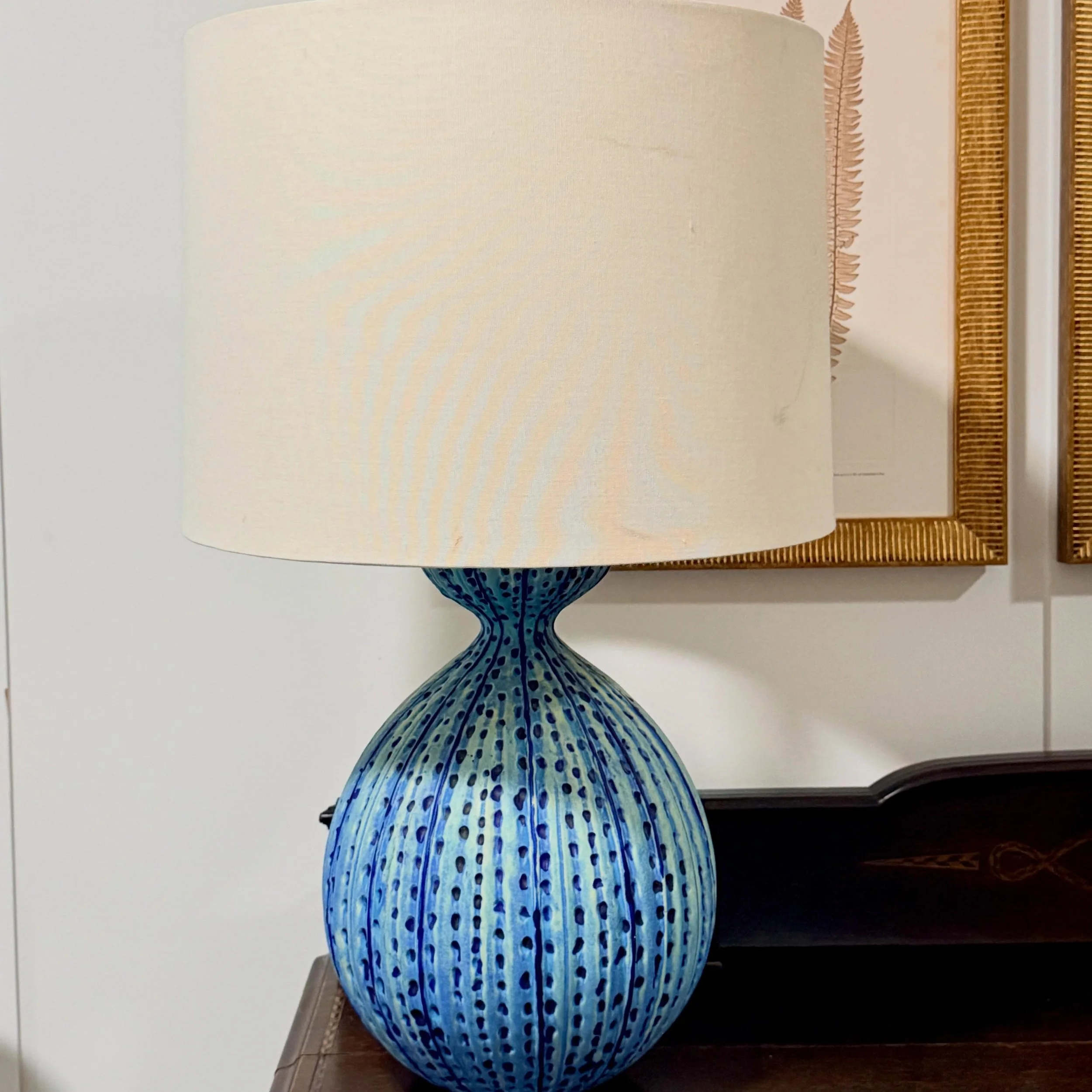 Sunday Blues
.
.
.
.
.
#visualcomfort 
#AERIN
#aerinlighting
#tablelamps