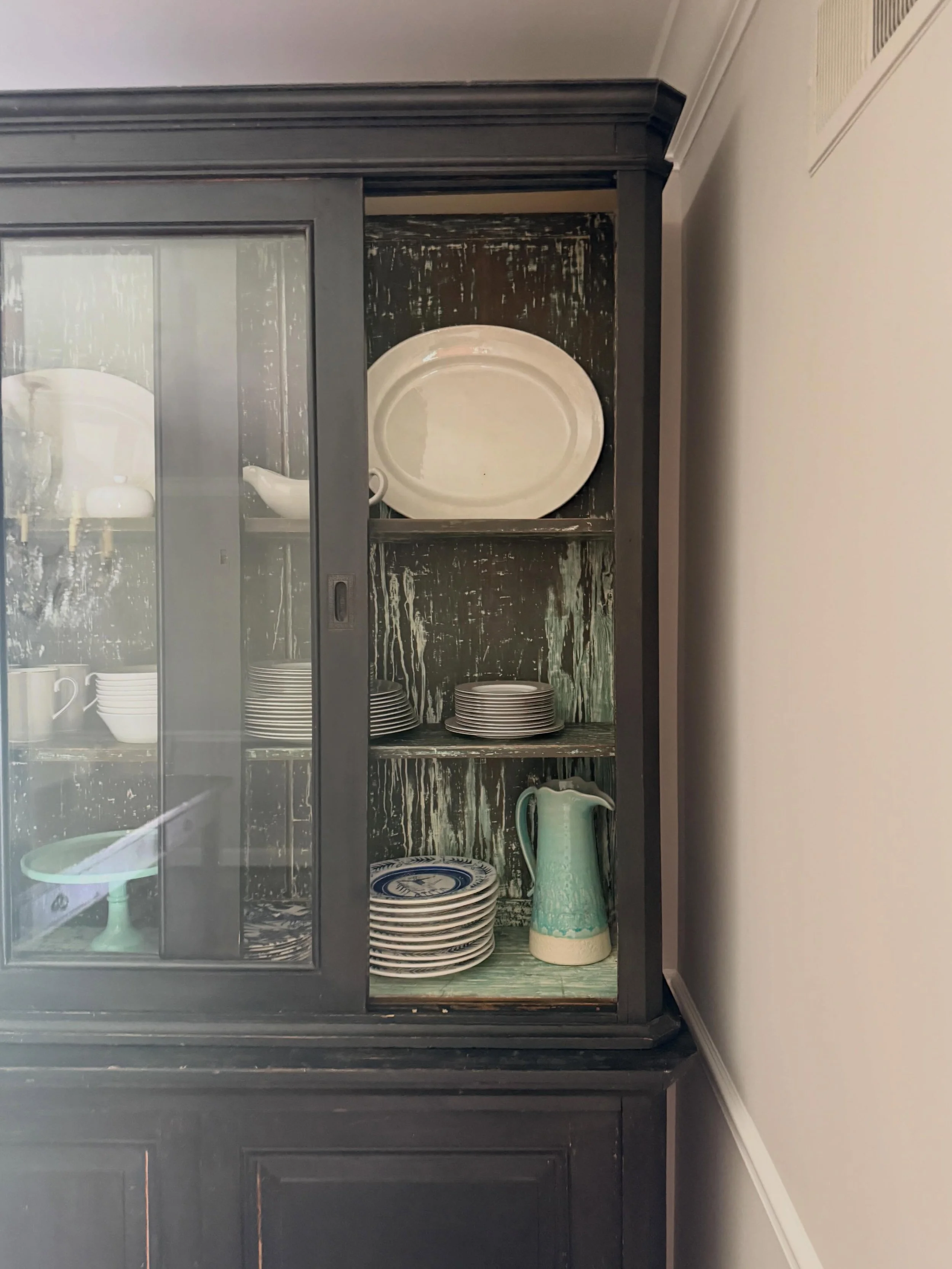 Sneak Peek into a fabulous new arrival 
.
.
.
.
.
#antiquechinacabinet
#19thcenturyantiques
#cotejardinantiques
#chinacabinet
#mixoldwithnew