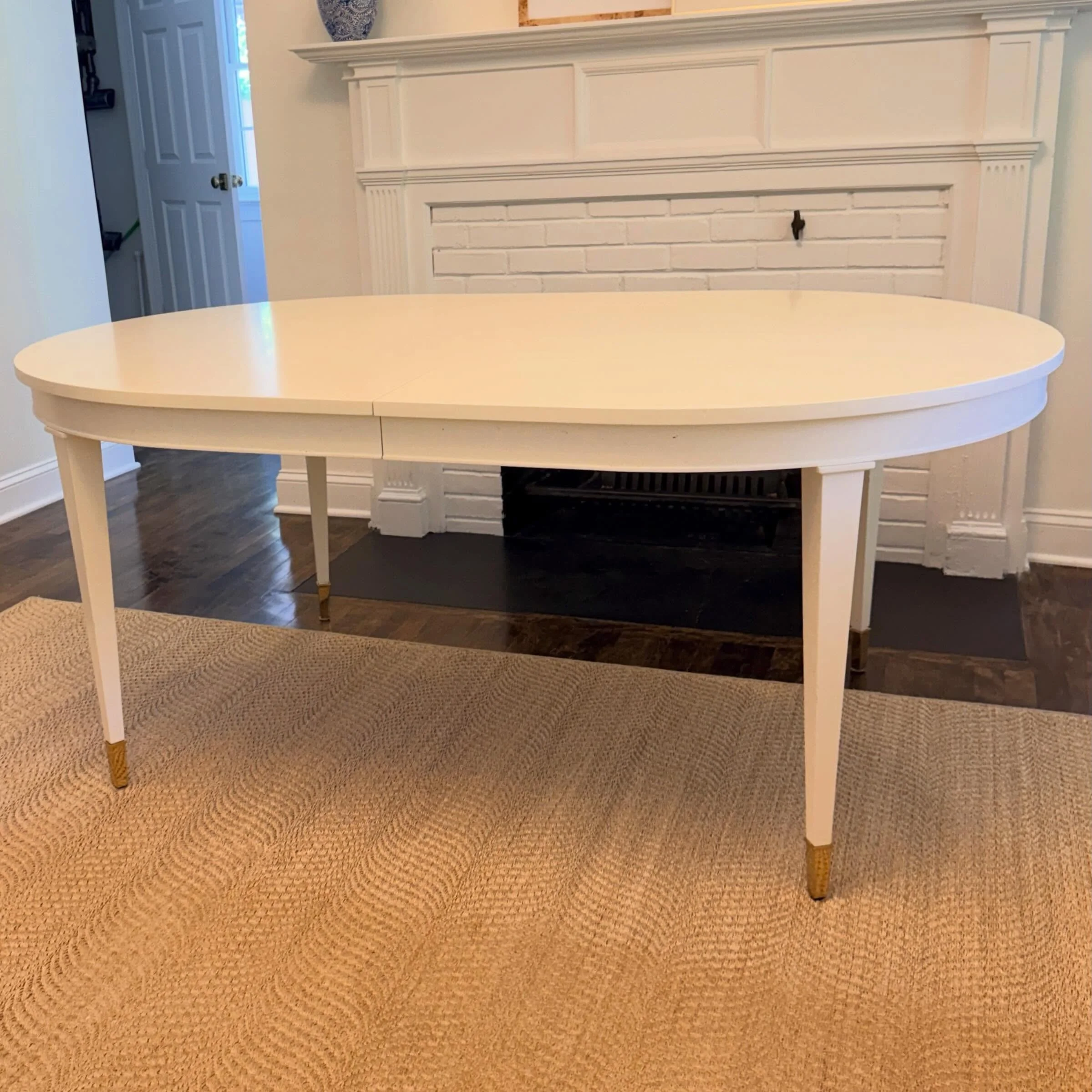 Time for Summer Whites!
.
.
.
.
.
#highlandhouse
#ovaldiningtable
#expandablediningtable 
#highlandhousefurniture