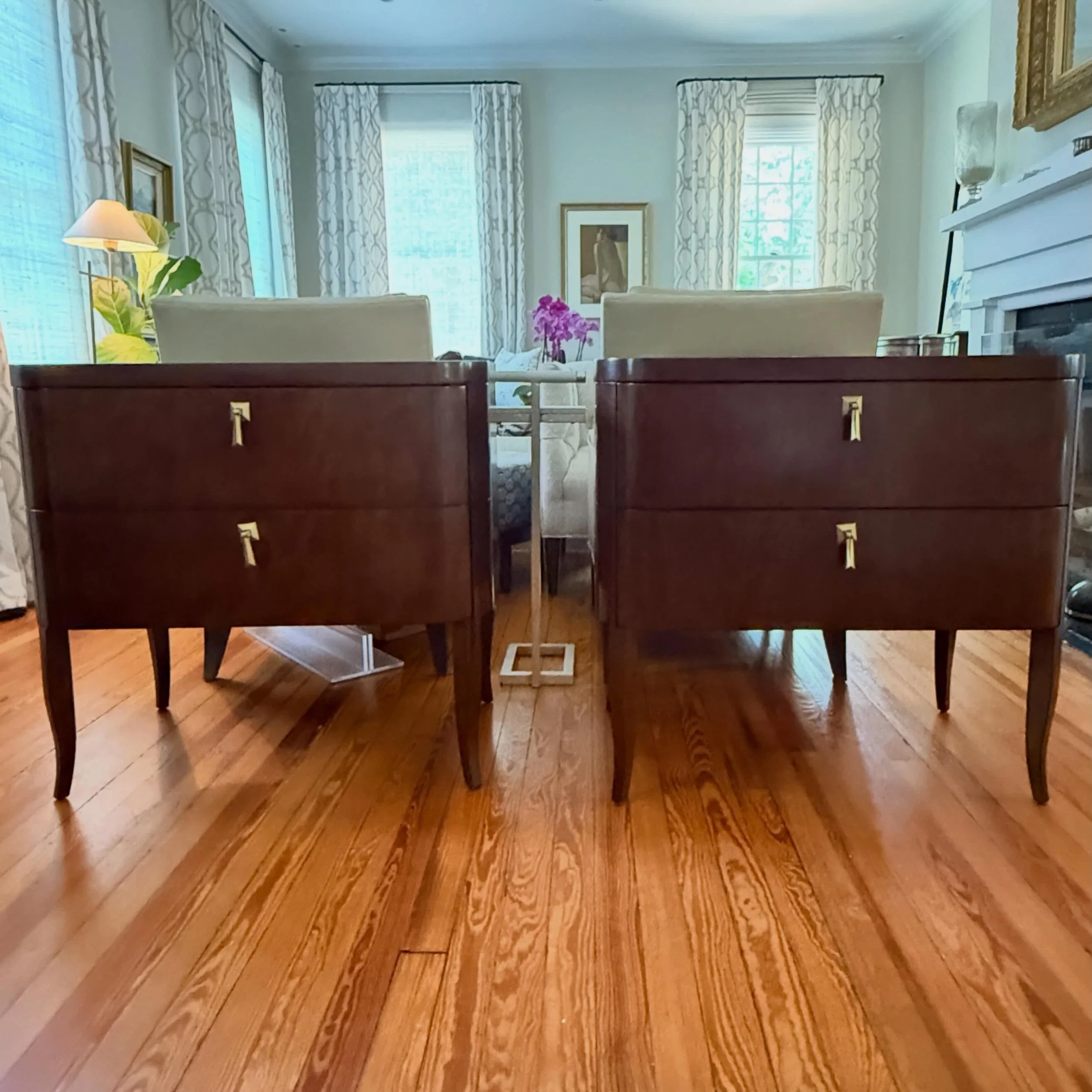 A Pair of Pearls 

🔸 Pair of Woodbridge Furniture Pearl Bedside Chests
.
.
.
.
.
#woodbridgefurniture
#bedsidechest
#nightstandpair 
#directoirestyle
#sidetable
