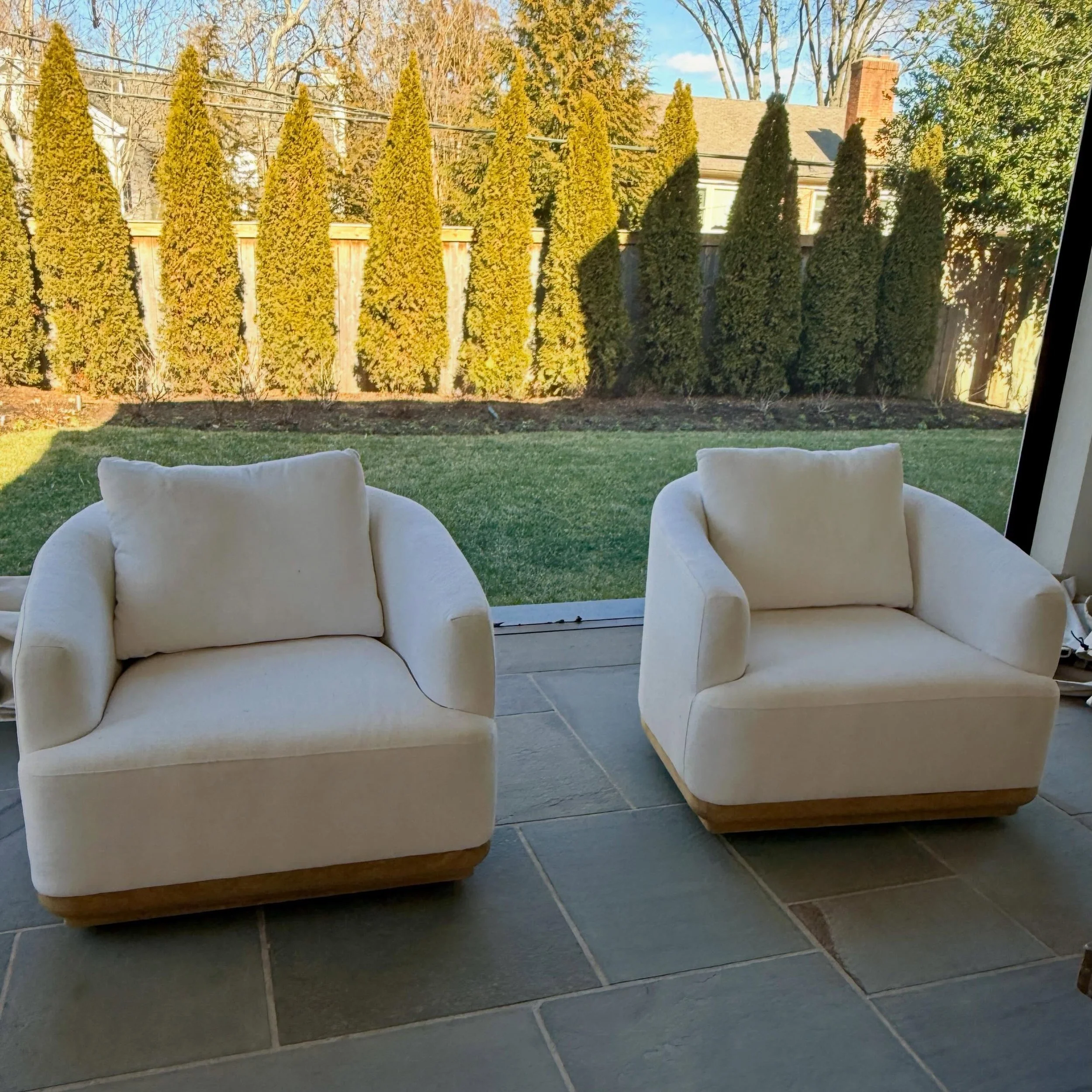 Swiveling Into Summer
.
.
.
.
.
#outdoorlounge 
#rh
#outdoorfurniture 
#outdoorliving 
#upholsteredoutdoorfurniture