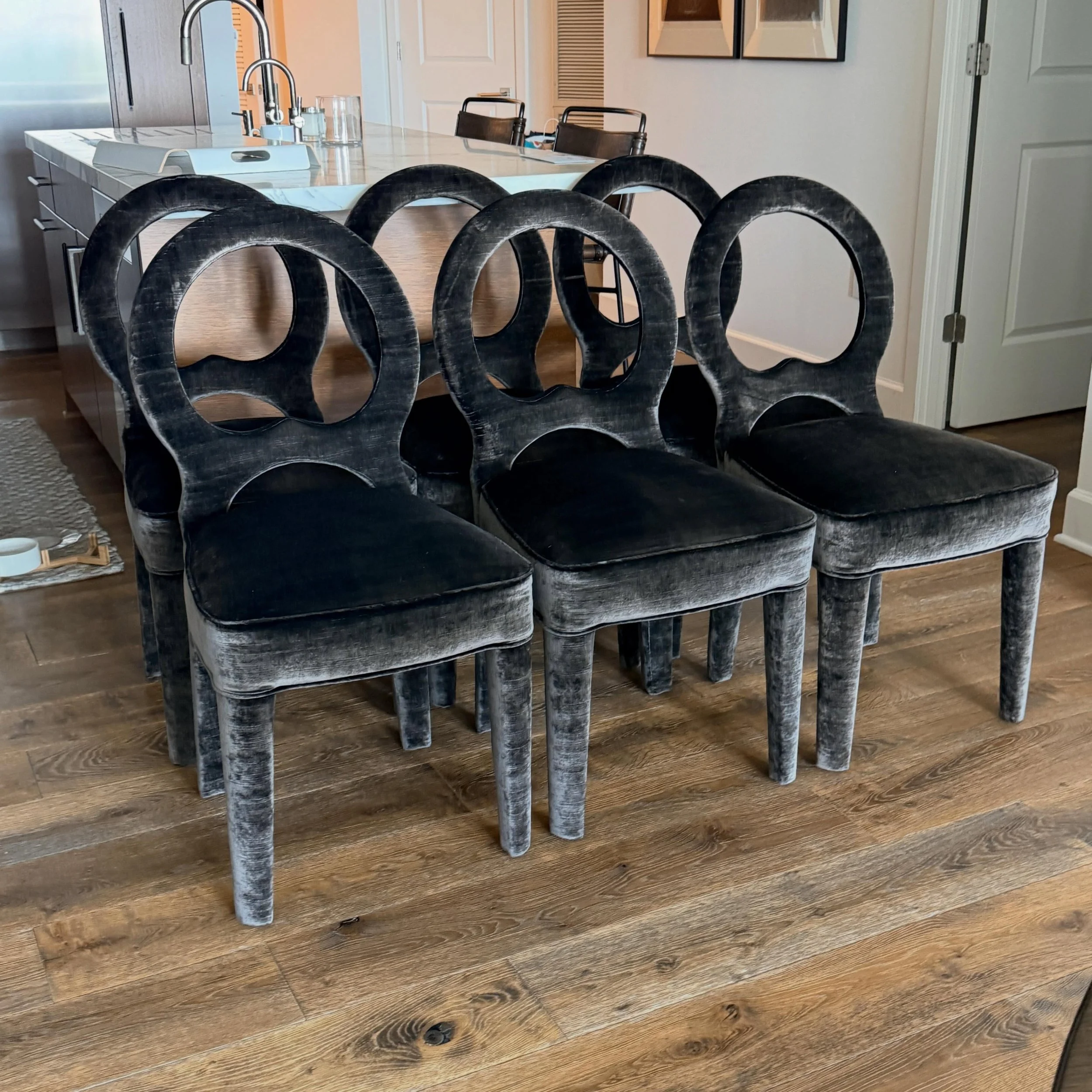 Dark and Stormy
.
.
.
.
.
#romovelvet
#romoupholstery
#customdiningchairs
#velvetdiningchairs
#romofabrics