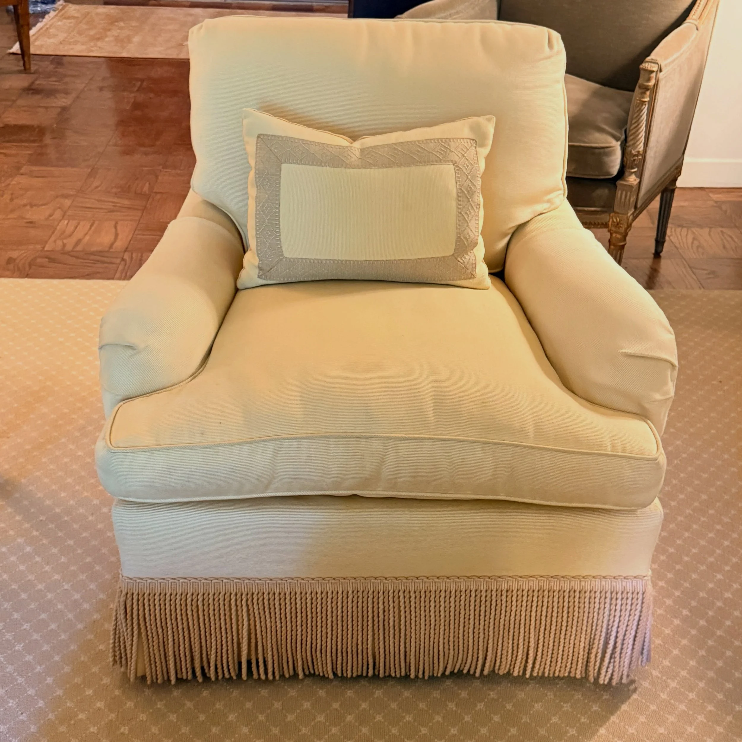 Fringe Benefits
.
.
.
.
.
#scalamandre
#loungechair 
#swivelchair
#fringeswivel