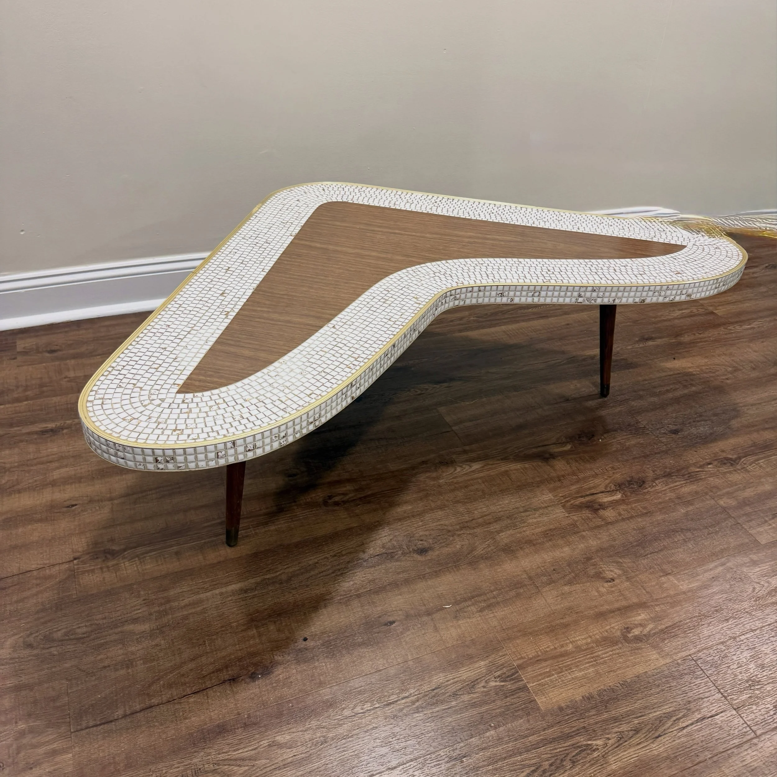 Mid-century Monday, vintage and new
.
.
.
.
.
#midcenturytiletable
#roomandboardcoffeetable
#midcenturycoffeetable
#boomerangtable