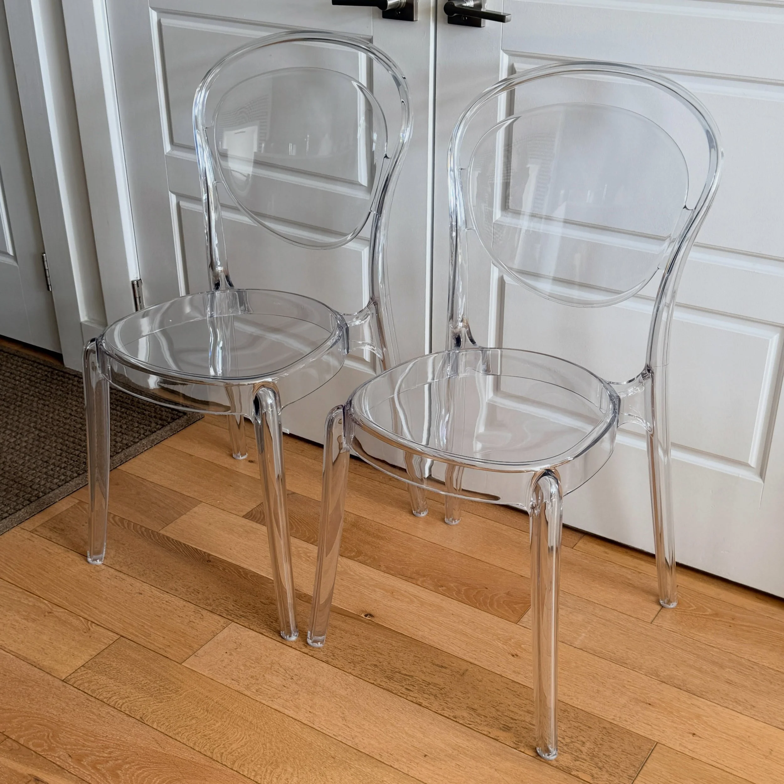 Stack or Sit &mdash;@calligaris_official 🤍
.
.
.
.
.
#calligaris
#ghostchairs
#stackablechairs
#acrylicdiningchair