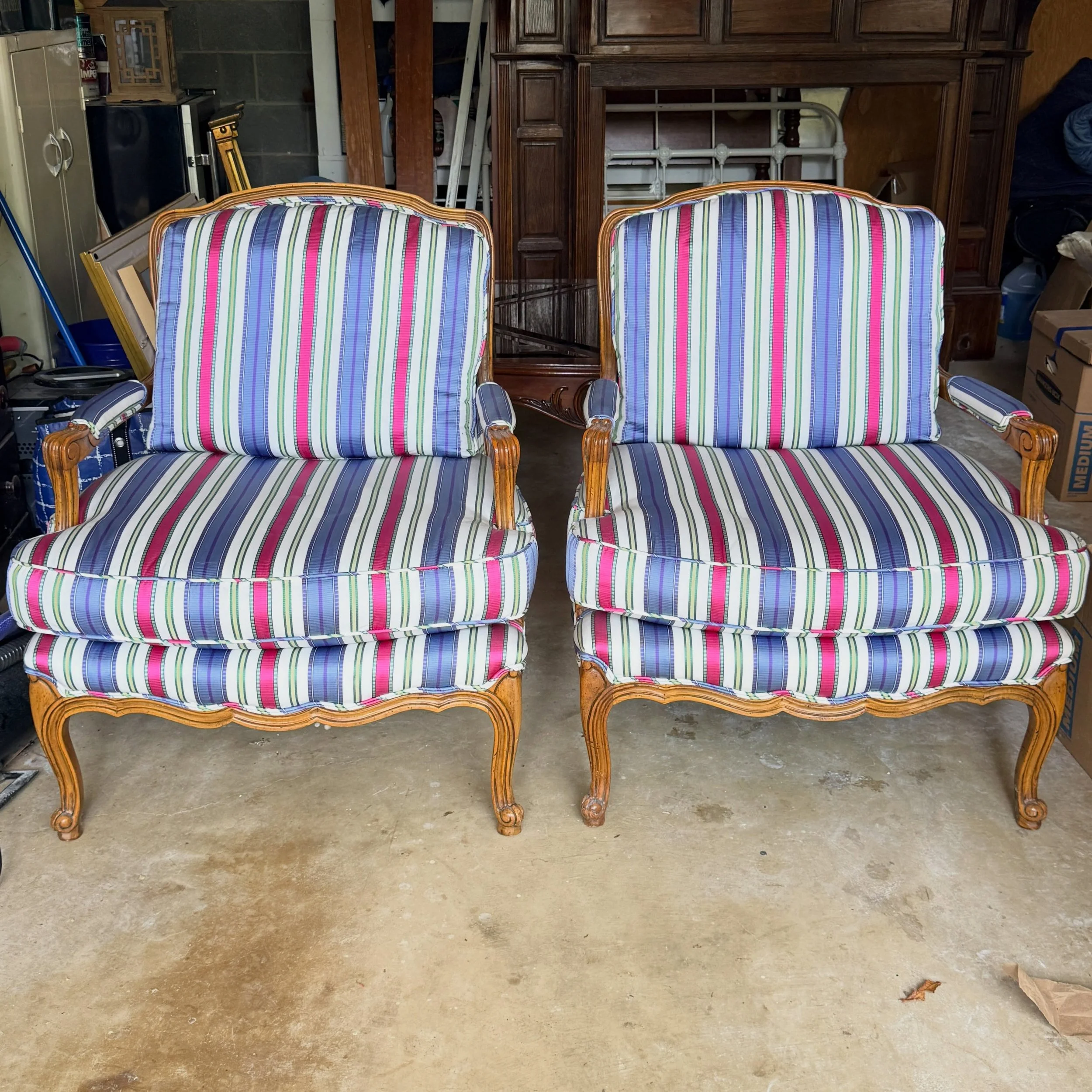 Official Seating from the Preppy Handbook
.
.
.
.
.
@bakerfurniture
#berg&egrave;re
#preppydecor
#mycolorfulhome