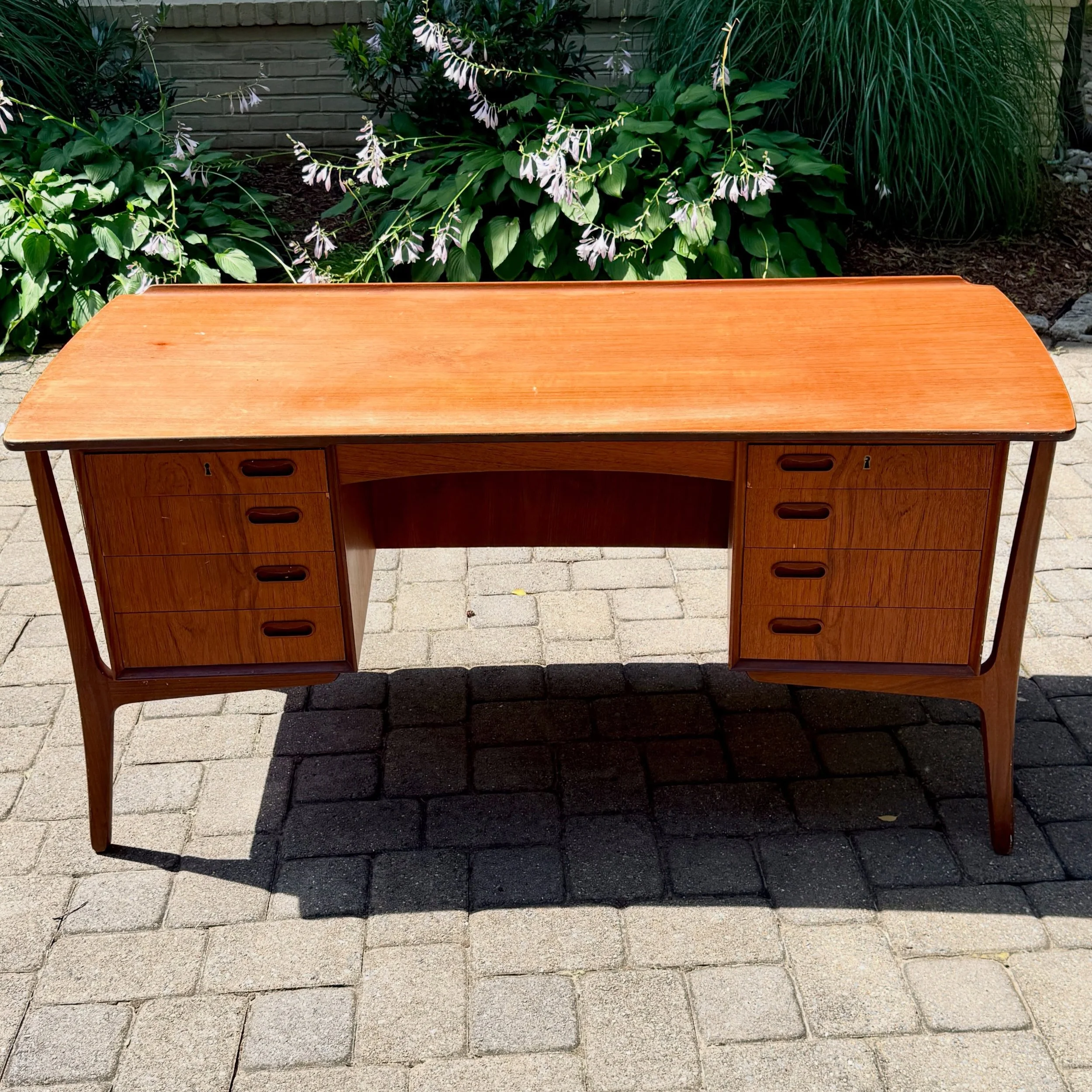 Enjoy a Danish when working from home. 🥮🇩🇰

🔸Svend &Aring;ge Madsen Desk.
.
.
.
.
.
#midcenturymonday
#danishdesk
#midcenturydesk
#danishmidcenturyfurniture
#luxuryconsignment