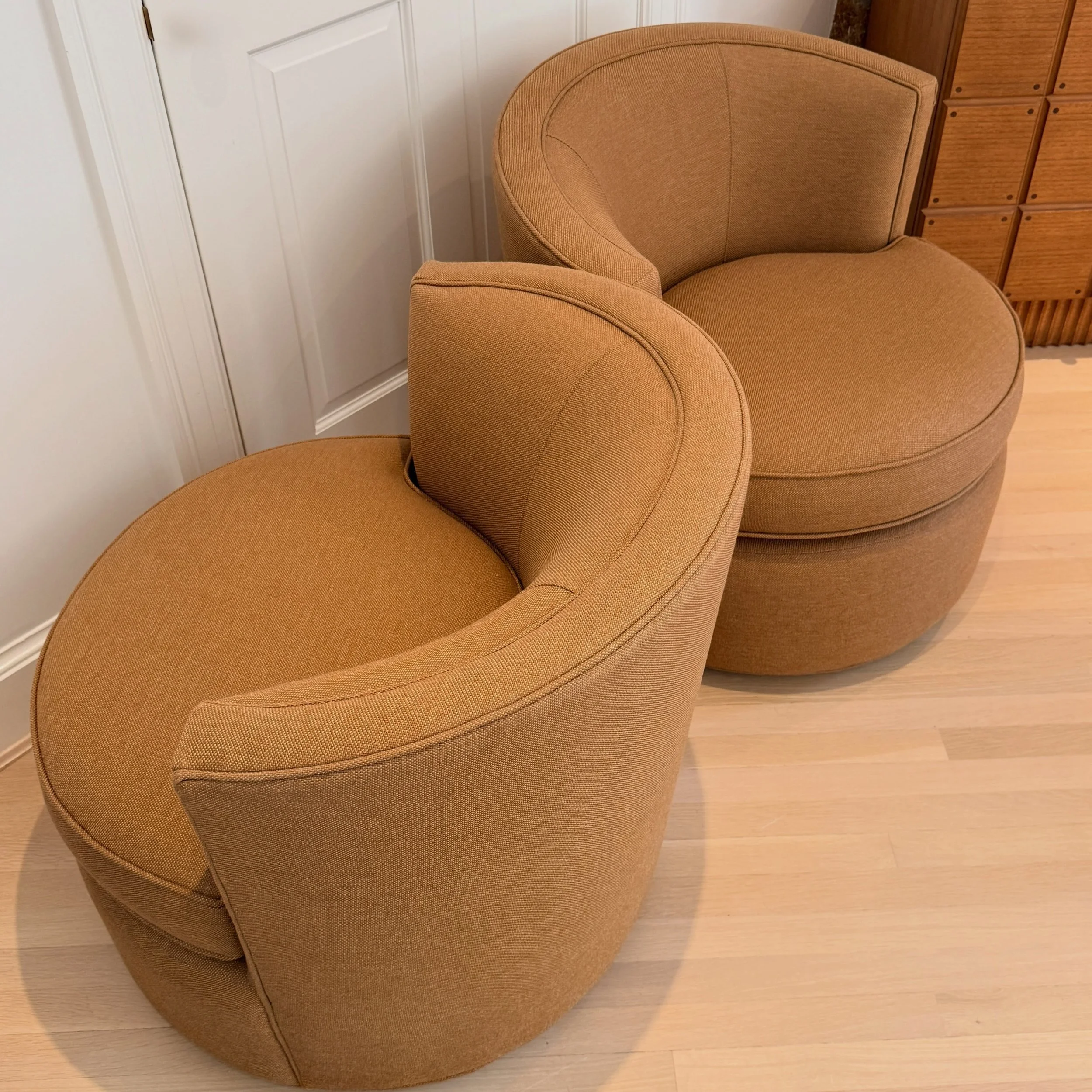 No Grand Prix but they do swivel&hellip;🏎️
.
.
.
.
.
#roomandboard 
#swivelchairs 
#modernswivels
#curatedconsignment