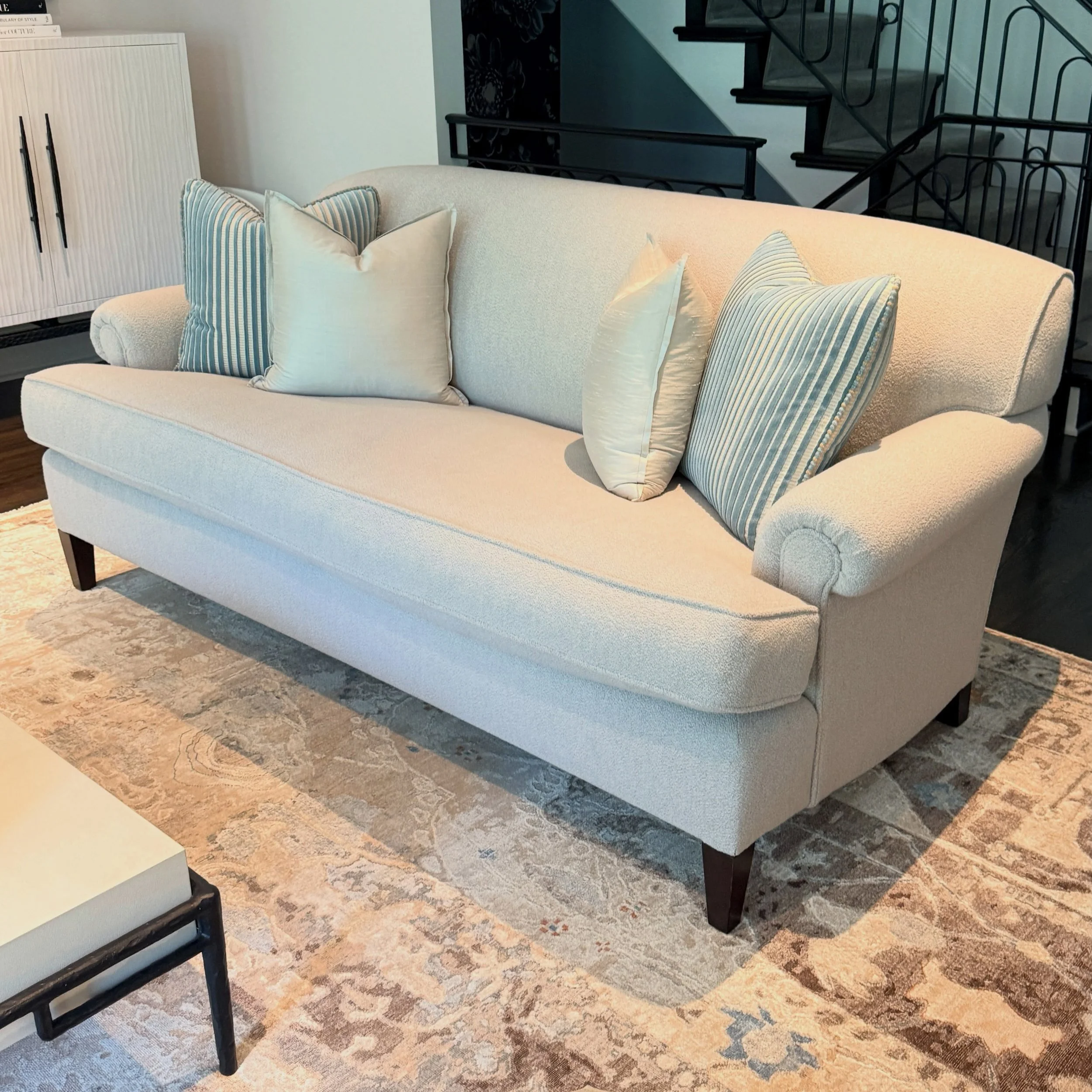 George Smith.  The end.
.
.
.
.
.
@georgesmithfurniture
#georgesmithfurniture
#handcraftedsofa
#bespokesofa
#hollandandsherryinteriors