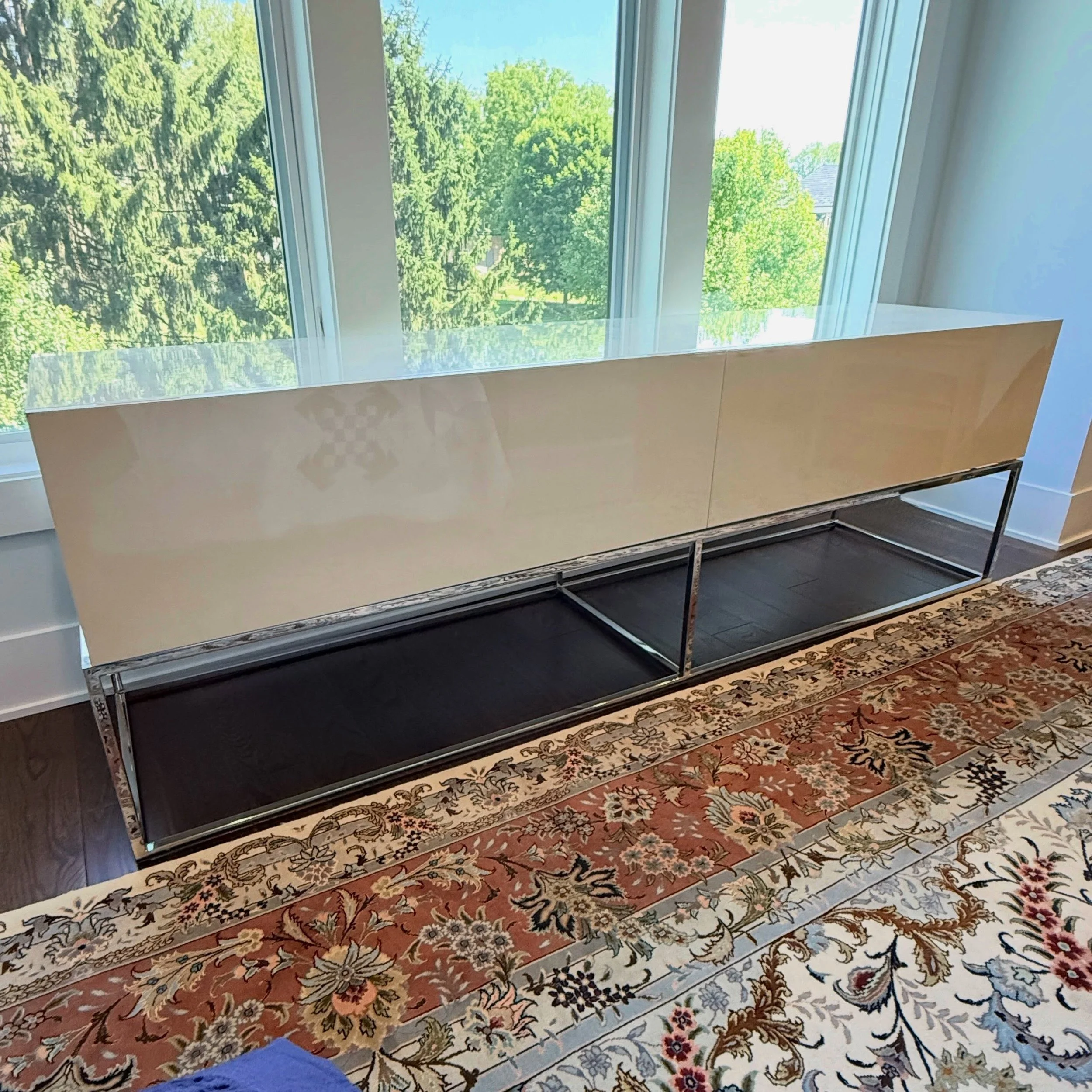 Enjoy the LONG weekend!
.
.
.
.
.
@bolier.co
#bolierco
#modernluxury
#lacqueredconsole
#curatedconsignment