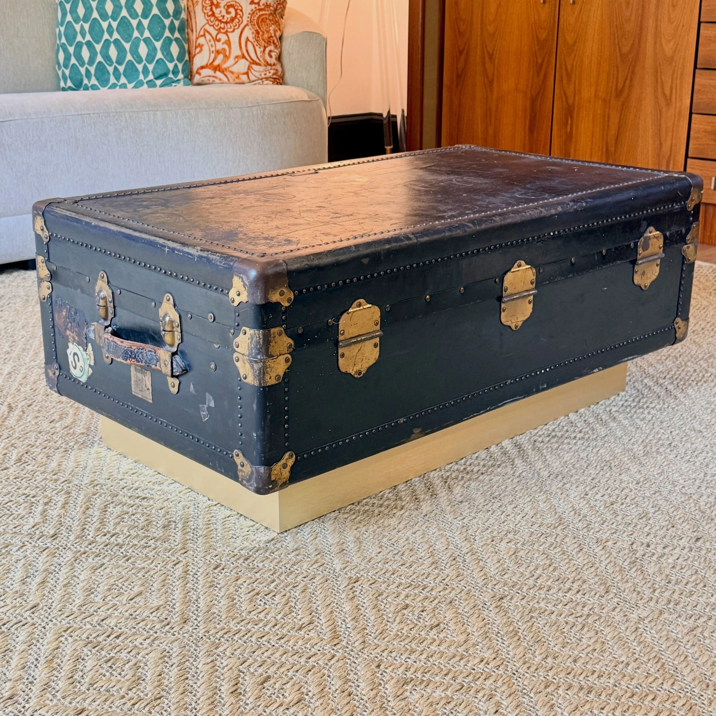 Time Travel 🧳
.
.
.
.
.
#antiquesteamertrunk
#trunkcoffeetable
#vintagetrunk
#howivintage 
#curatedconsignment