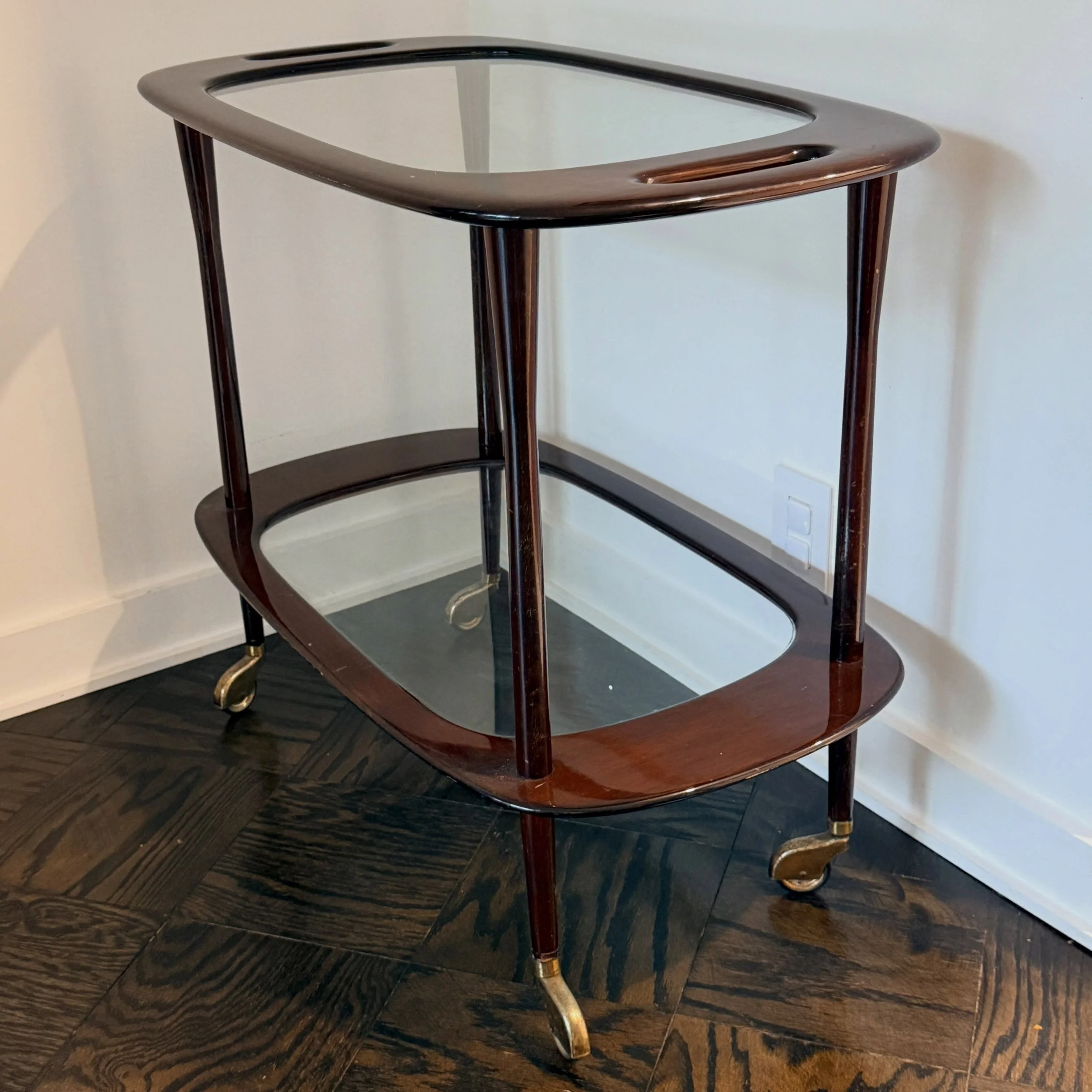 Buon Venerdi a Tutti! 🇮🇹
.
.
.
.
.
#cesarelacca
#midcenturybarcart
#italianbarcart
#luxuryconsignment
#midcenturyitalian