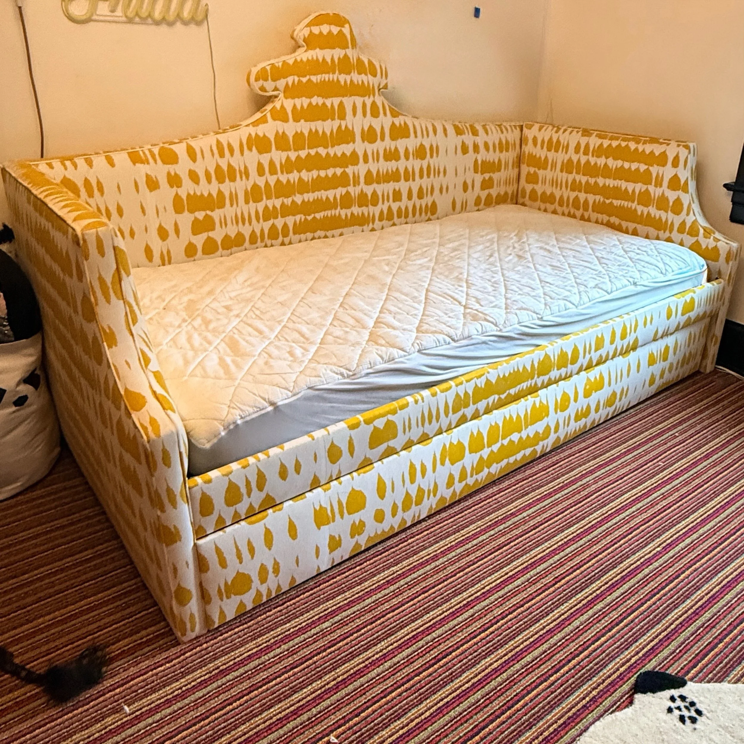 Sunshine on a Cloudy Day
.
.
.
.
.
@schumacher1889
#queenofspainfabric
#trundlebed
#schumacherqueenofspain