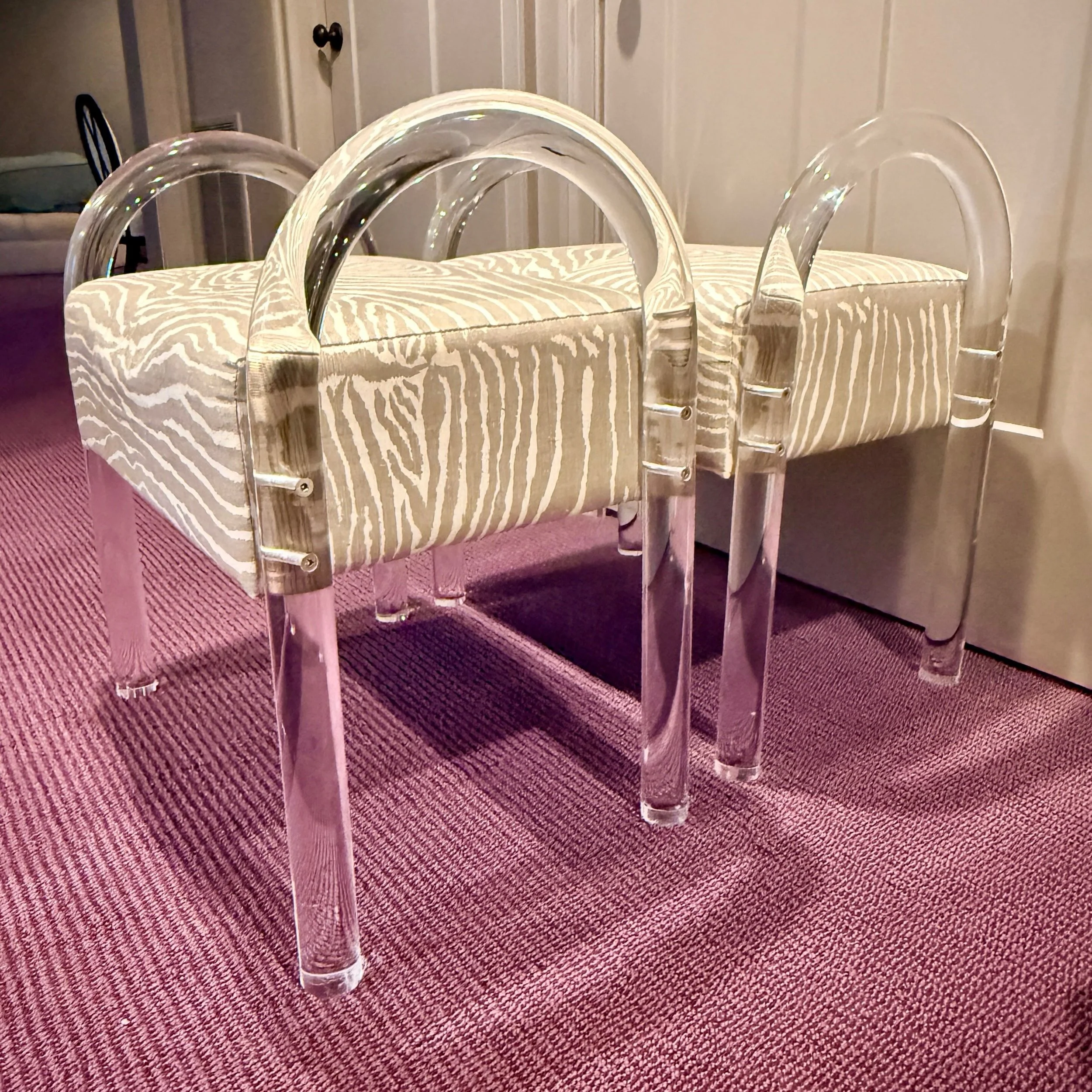 Arched Acrylic ⭐️
.
.
.
.
.
#lucitebench
#acrylicbench
#curatedconsignment