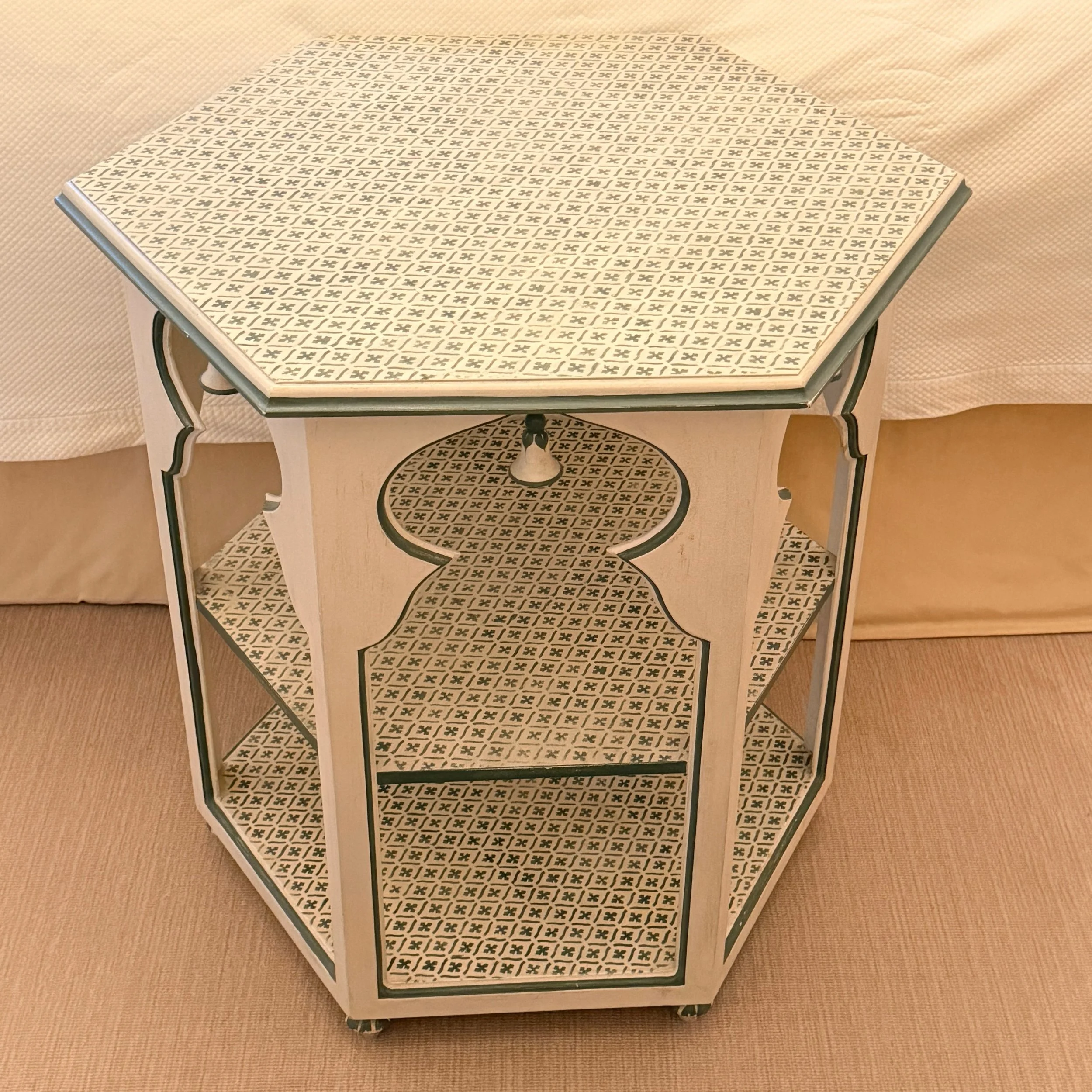 Block print but make it a table 💚
.
.
.
.
.
#slatkinandco
#paintedfurniture 
#sidetable
#maximalism
