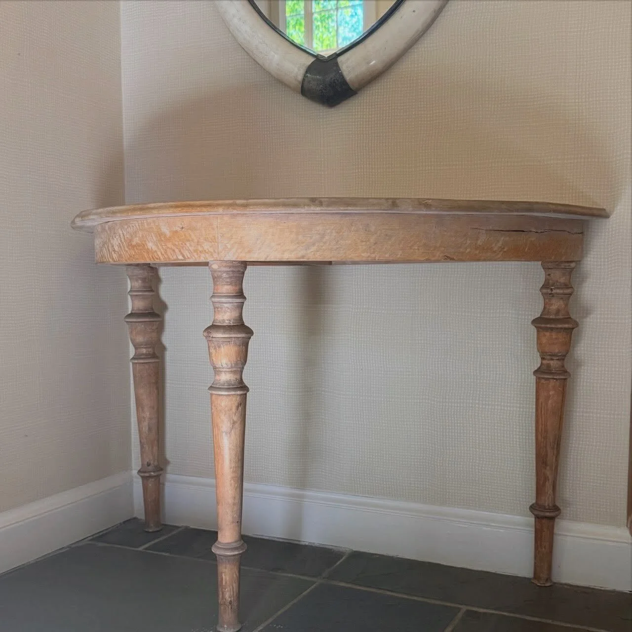 Once, twice, three times a Leggy.
.
.
.
.
.
#swedishantique
#rusticantiques
#antiquedemilune
#mixoldwithnew
#furniturewithsoul
