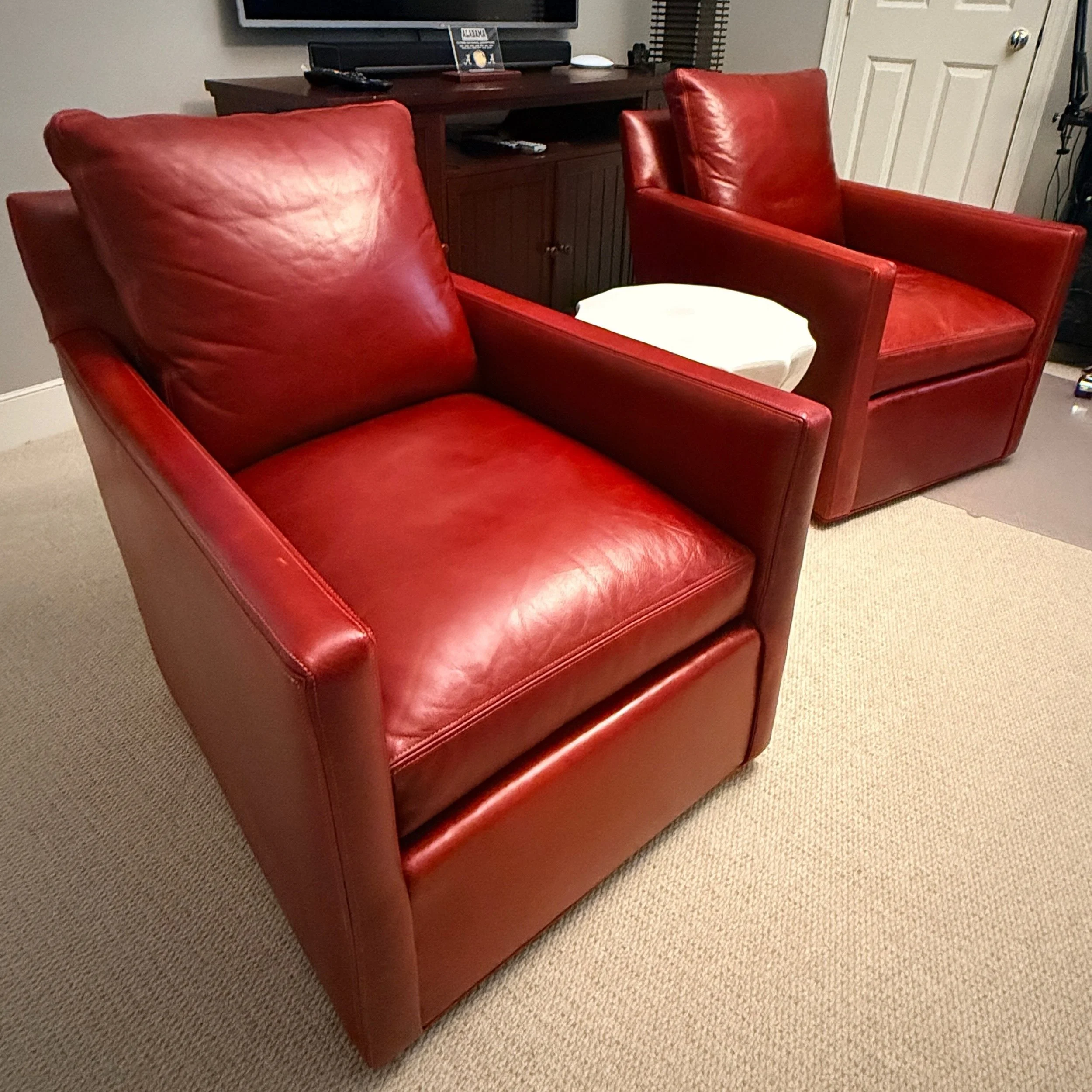 Move&rsquo;on Rouge! ❤️
.
.
.
.
.
@crlaine
#redleatherchairs
#leatherswivelchair
#popofred
#redtheory