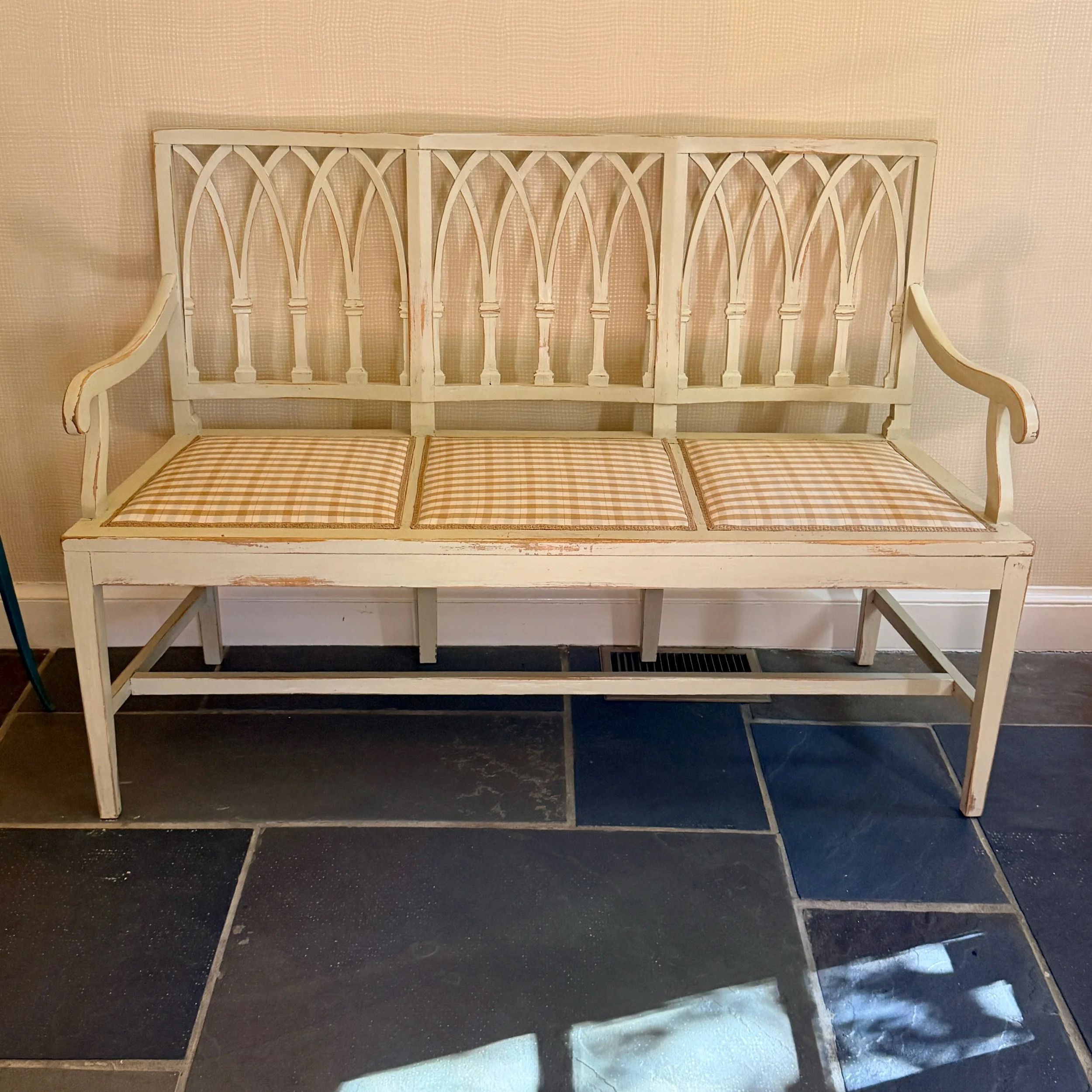 Gothic arches with a gingham seat 🫶
.
.
.
.
.
#antiquebench
#entrybench
#rusticantiques
#furniturewithcharacter