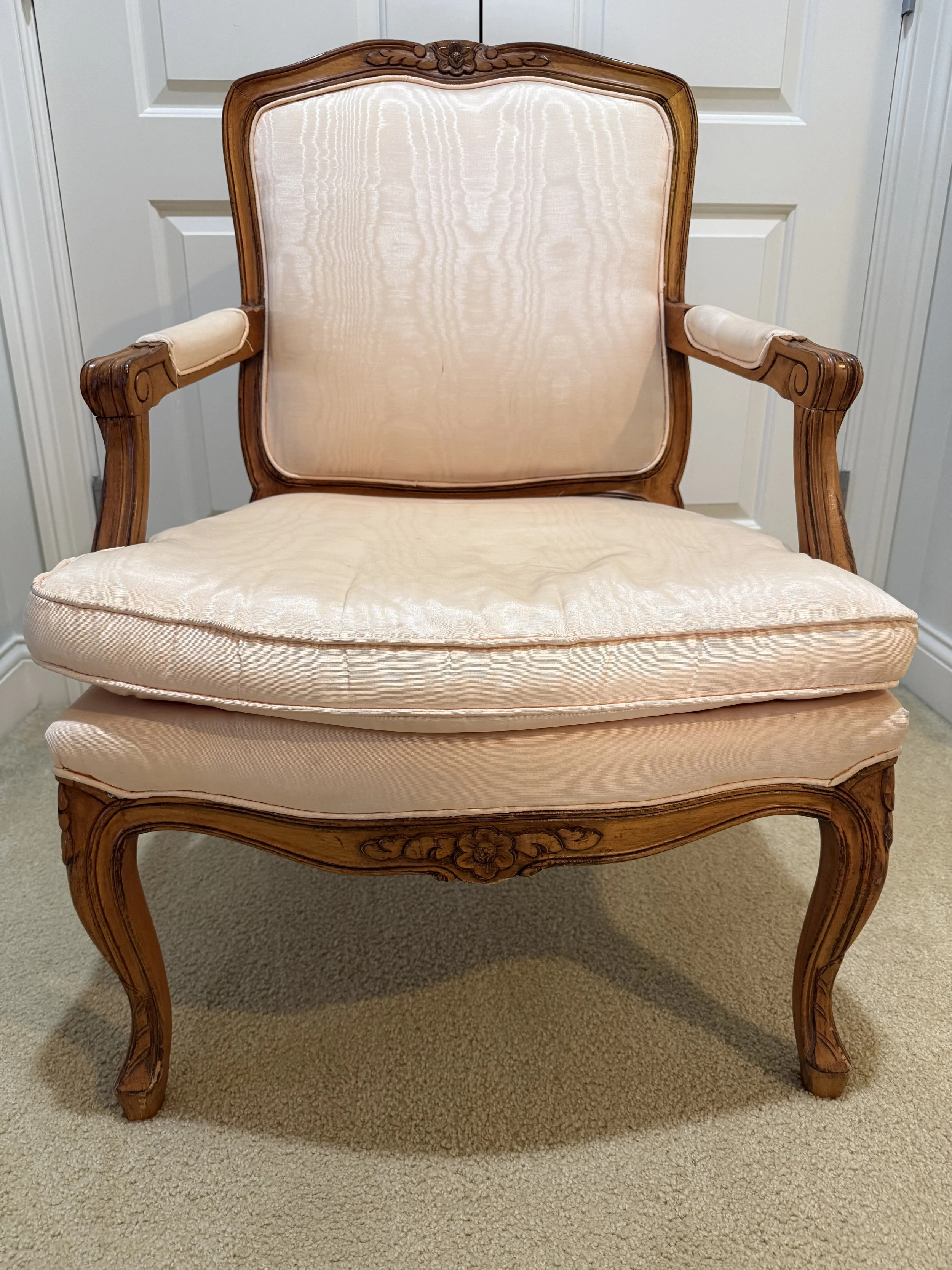 Louis XV-Style Armchair in Peach Silk Upholstery - NASHVILLE