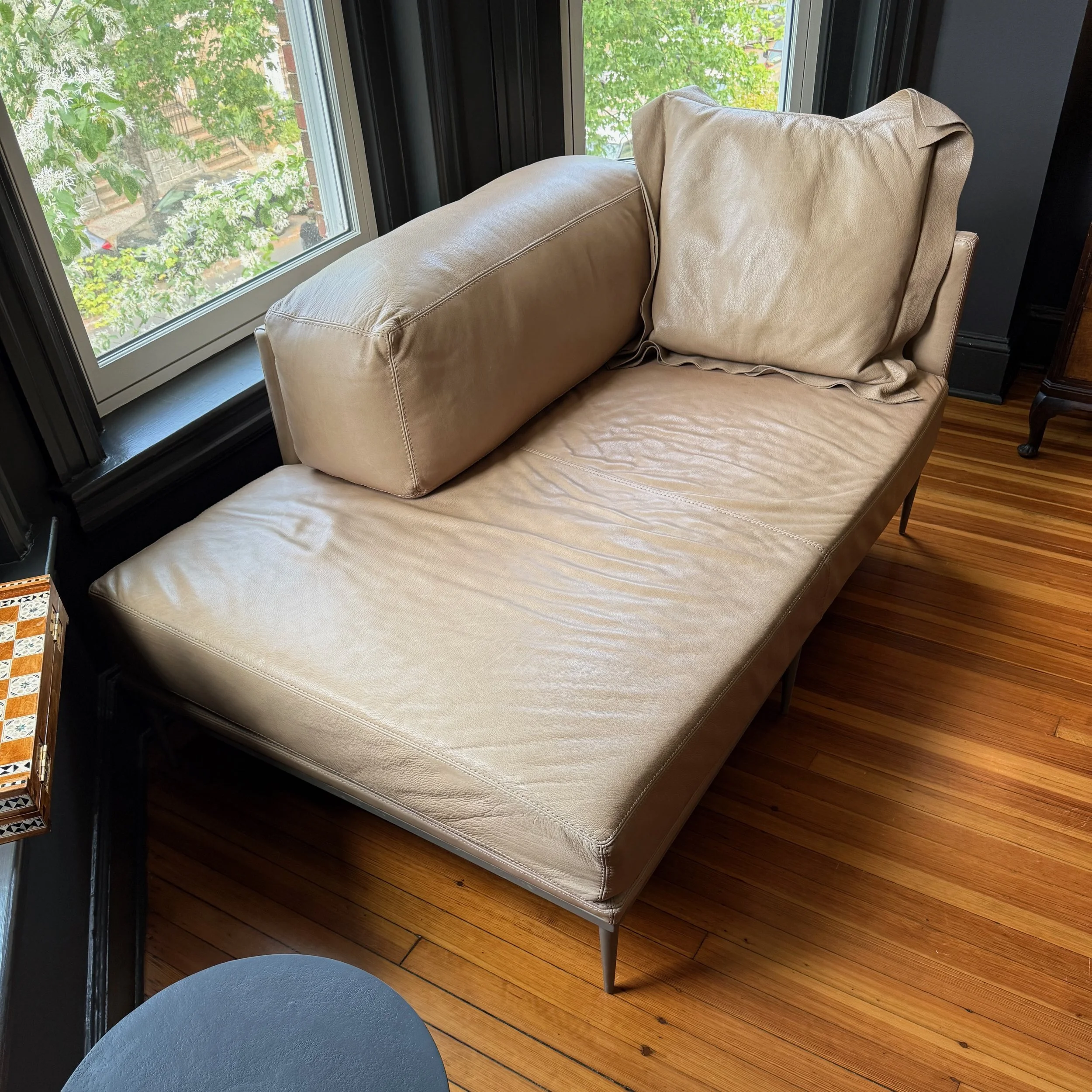Verellen Jackson Chaise in Dune Leather
