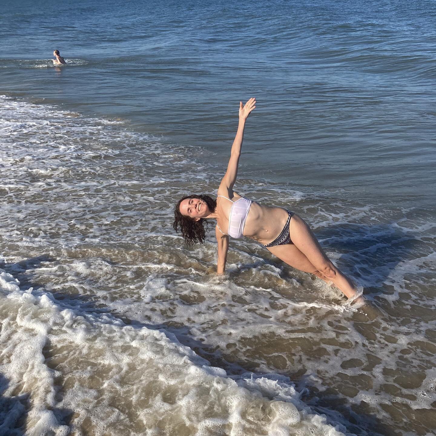 Blimey! What happens when a barre master and the sea meet? They walk the plank 🏴&zwj;☠️ 

Don't forget - Mabel is teaching a breezy and not-so-easy class in New Canaan at 8:30 am and 9:45 am tomorrow. Sign up now on the Forme Barre App! 
.
.
.
#form