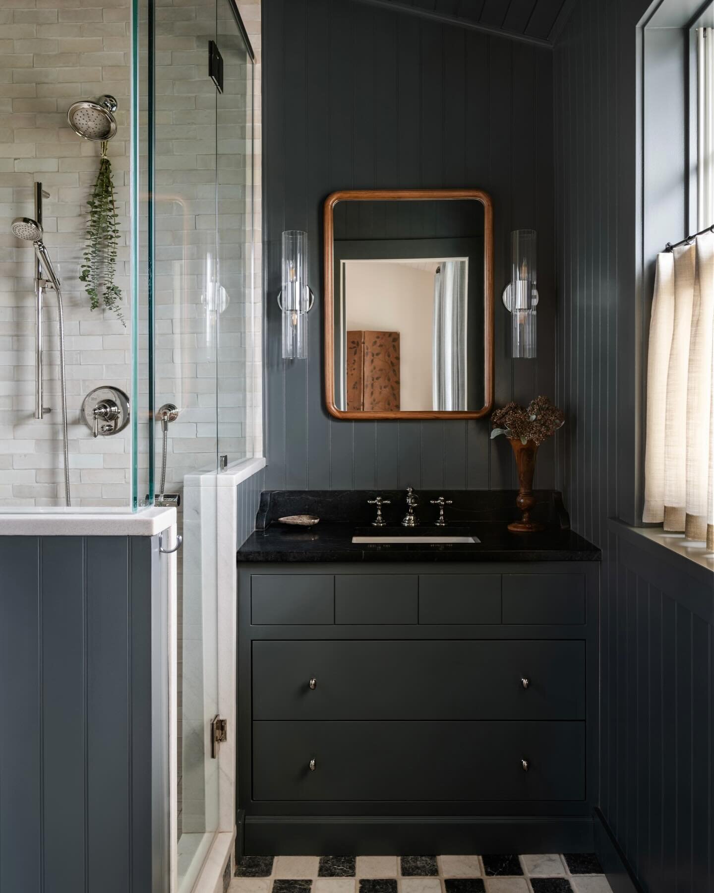 Deep + rich tones in this perfect guest bath by @emilie.adeline.design. 🖤 Cabinetry by @finefinnishwoodwork + stone by @stone_age_marble.