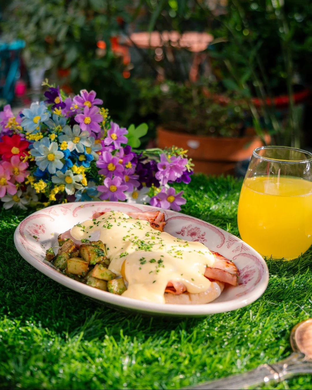 Yolk&rsquo;s on you if you miss our new special! 🍳

Brunch perfection: velvety hollandaise, perfectly poached eggs, and all the indulgence you deserve. Our Eggs Benedict is calling 📞

Make your brunch reservations at our #LinkinBio.