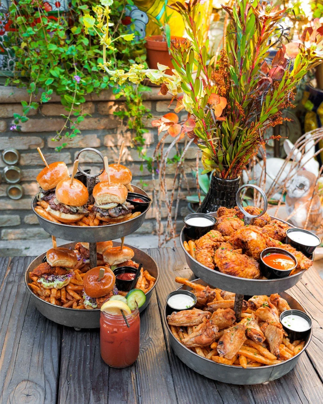 Sundays are for Burgers &amp; Bloodys 🍔🍹

Enjoy $25 bottomless mimosas, micheladas &amp; bloodys from 11AM&ndash;3PM. Plus, cure that hangover with our signature burger &amp; wing towers.

📍Park on Fremont in @dtlv
🕐 Every Sunday | 11AM-3PM