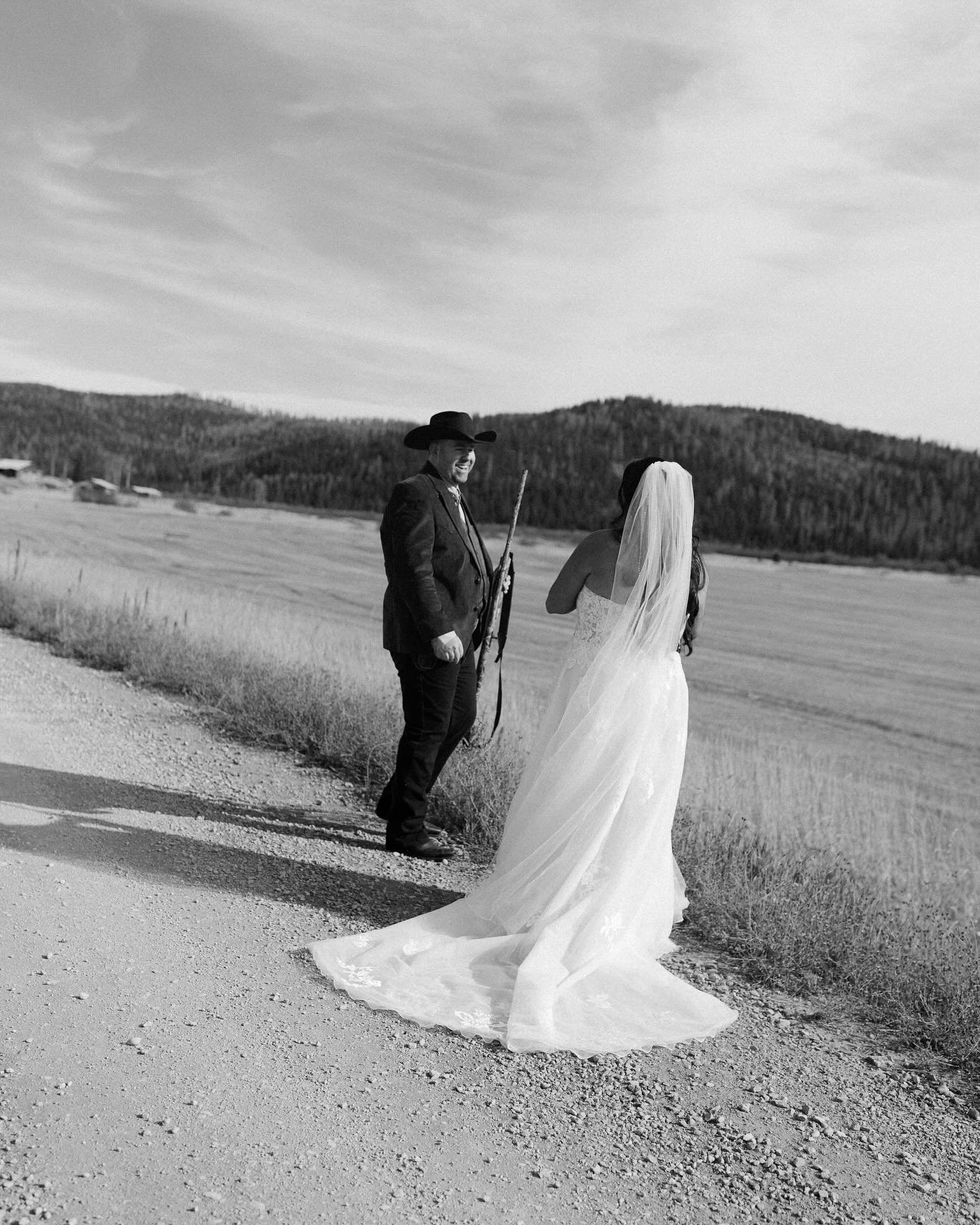 First Look shooting CLAY PIGEONS!!! 

LOVE that these two lovers wanted to shoot CLAY PIGEONS during their first look!!! It really was so so special and soo REAL. 

Ummm obsessed or obsessed?!! @shayla.raee !!!