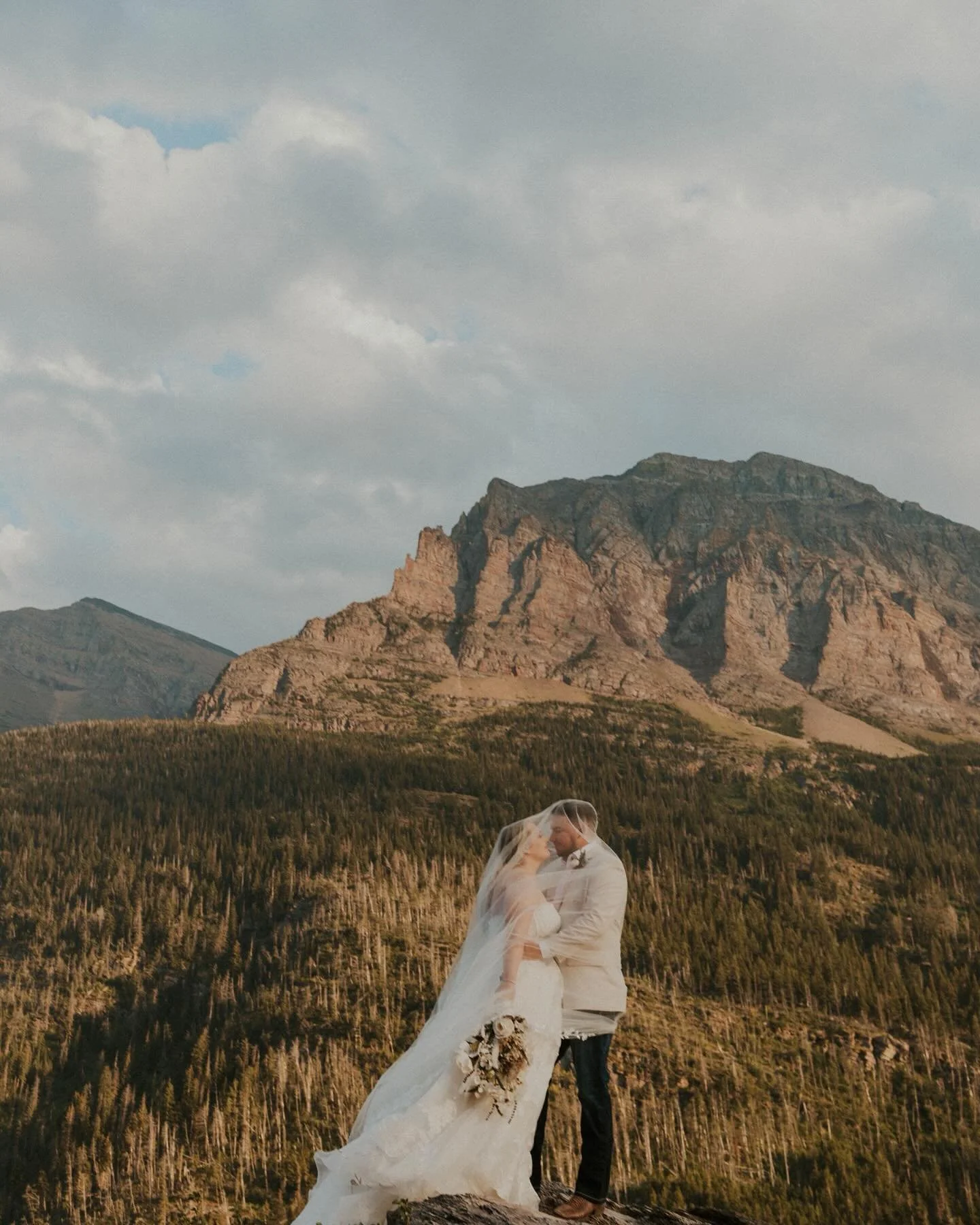 JUSTIN &amp; ALLIE ❤️&zwj;🔥❤️&zwj;🔥❤️&zwj;🔥❤️&zwj;🔥❤️&zwj;🔥

These two came allll the way from Florida to get married in the mountains and what.a.dreaaammm it was!!!!! 😭❤️&zwj;🔥 so so happy for these two lovers !!!!!