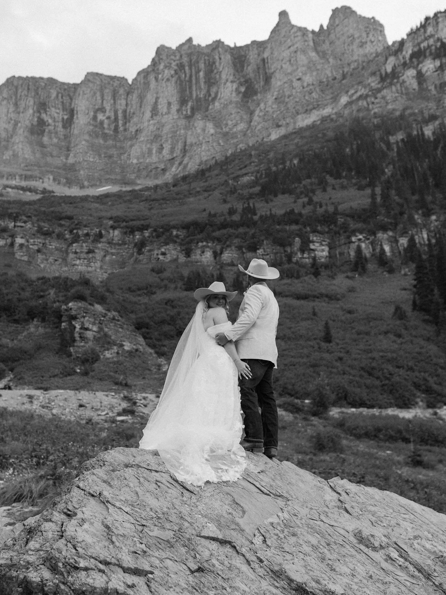 some of my FAV b&amp;w moments from a&amp;j&rsquo;s day!!!!! 😭😭😭