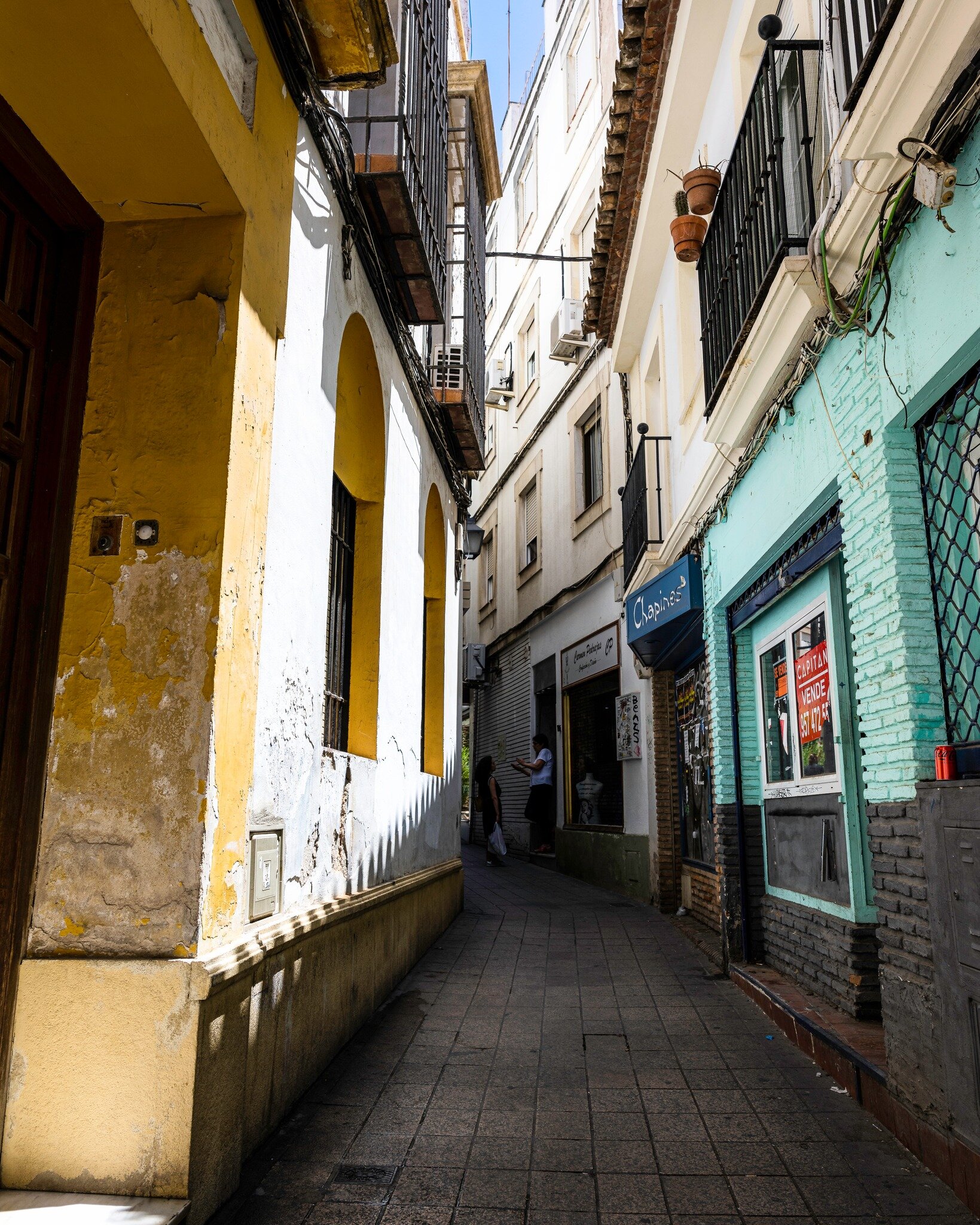 Descubrir las calles empedradas y estrechas de C&oacute;rdoba es como abrir un libro de historia. &iquest;Ves a las personas al fondo? Son parte del encanto que da vida a estas callejuelas. Te invito a comentar si has visitado C&oacute;rdoba o a etiq