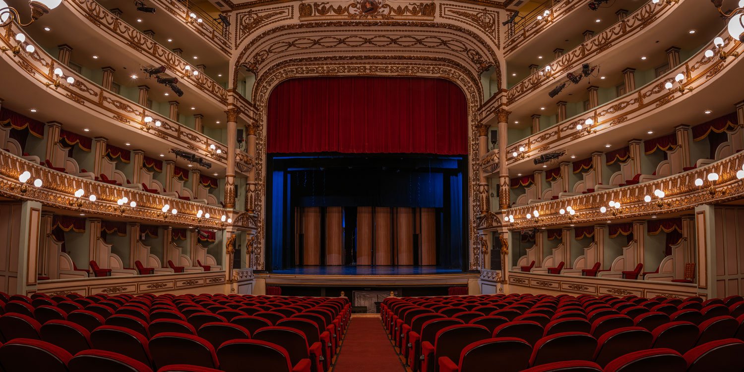 Teatro Opulento: Elegancia Rojo Oro