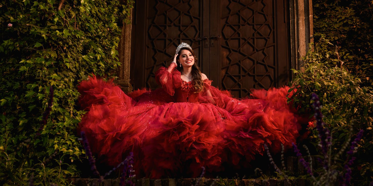 Esplendor Juvenil: Quinceañera en Vestido Rojo