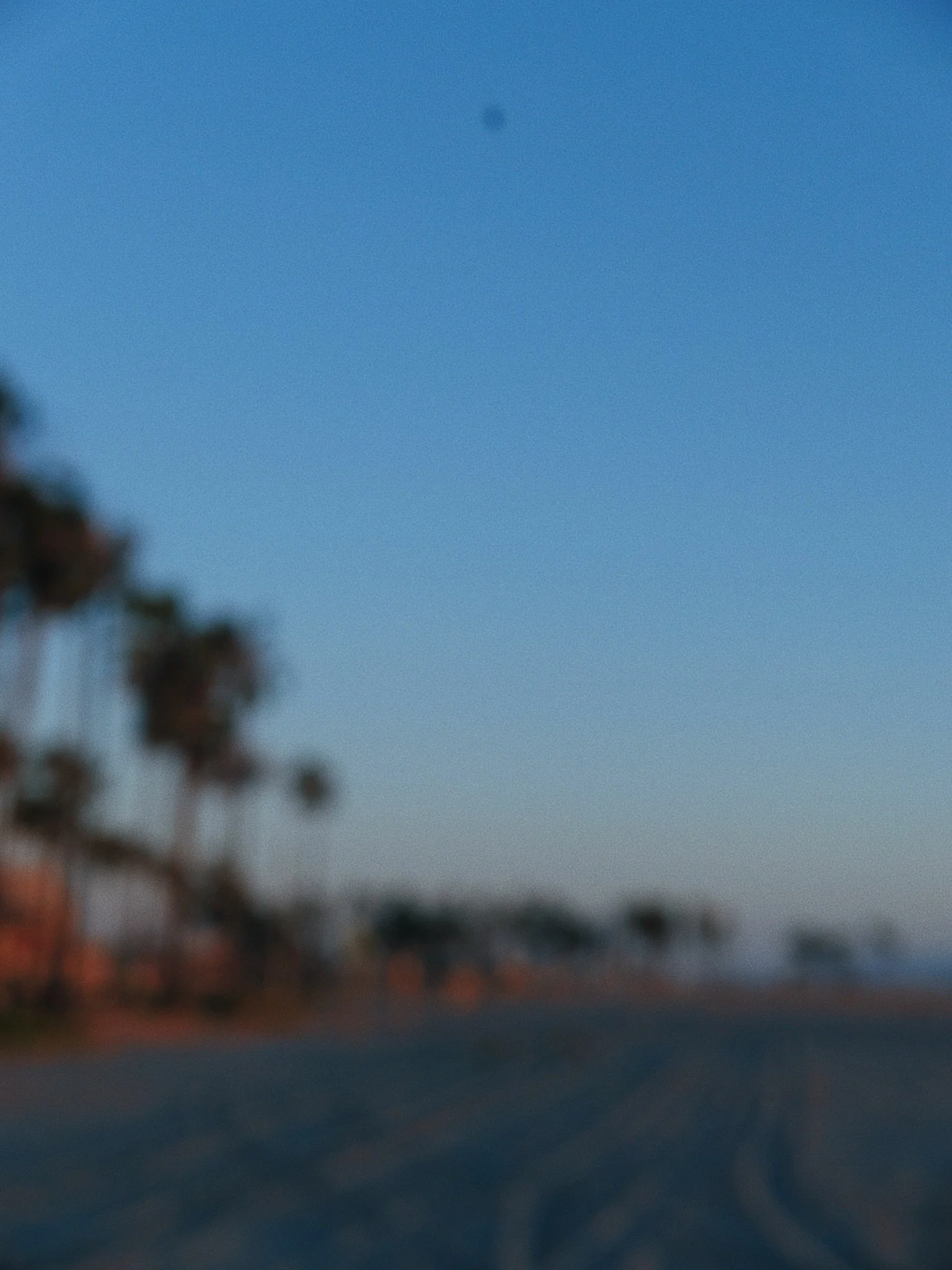 Eyes blurry from scrolling your feed? Swipe for a little reset from an LA sunset ✨