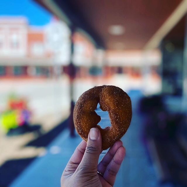 morning pick me up | cake donut 
#suretorisebakery #discovercashmere #cashmerewa #supportlocal #downtowncashmere