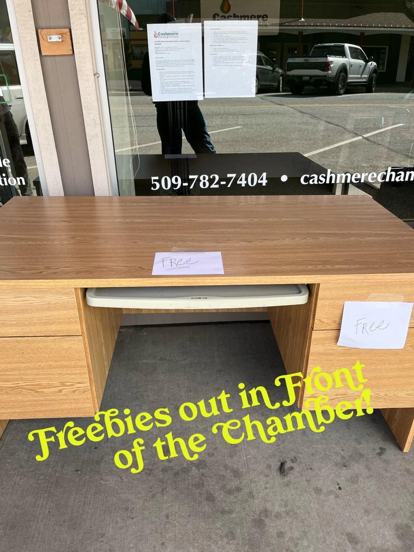 Freebies out in front of the chamber!  A Desk and 2 chairs!  Desk is heavy!  Come and get them! 

#freefurniture #discovercashmere #officefurniture