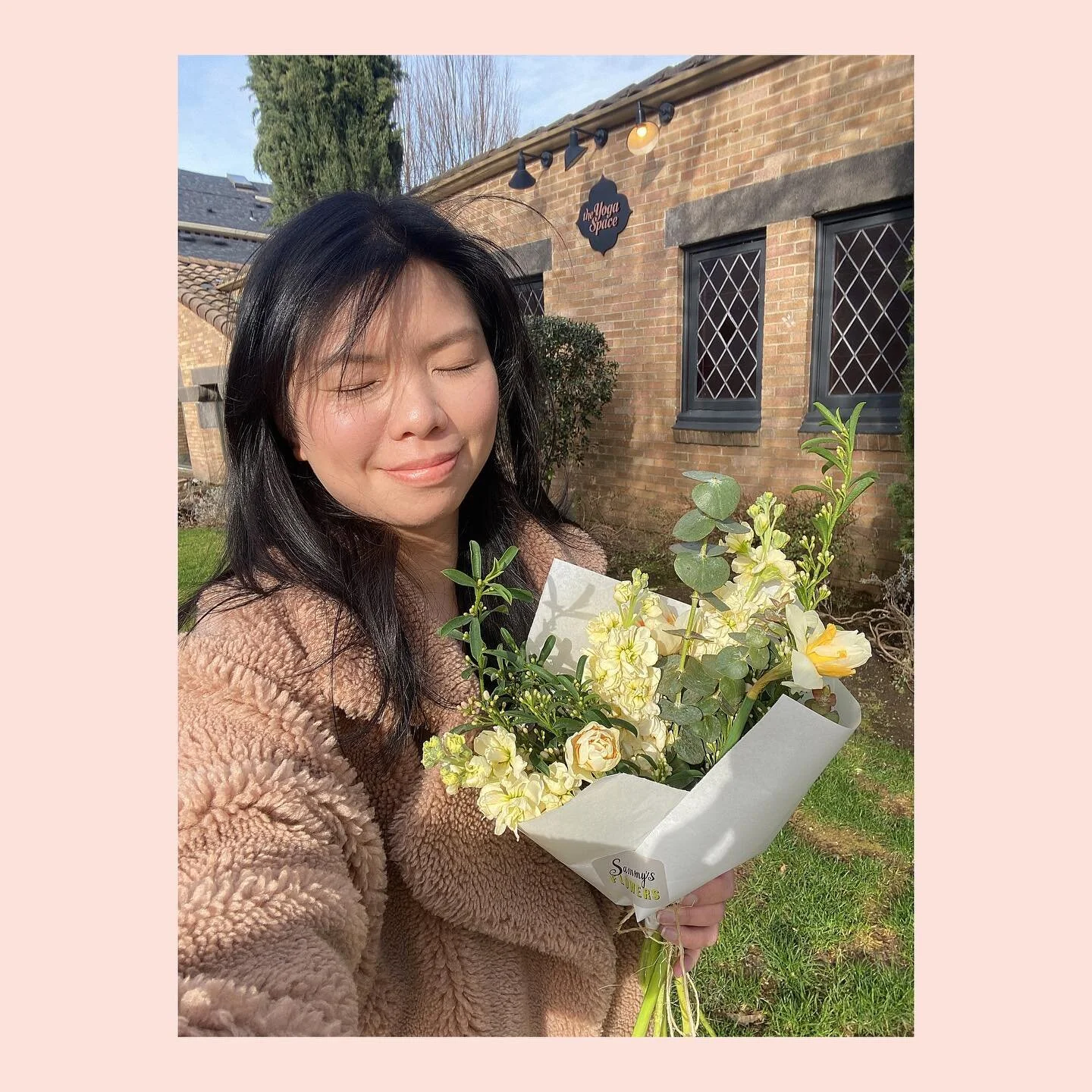 One of the most joyful things in my life now is getting fresh flowers for @theyogaspace every week. Today, I asked for something comforting and healing, and I received this beautiful bouquet from @sammysflowers. 

What a wonderful day. 

最近讓我最喜悅的事之一，
