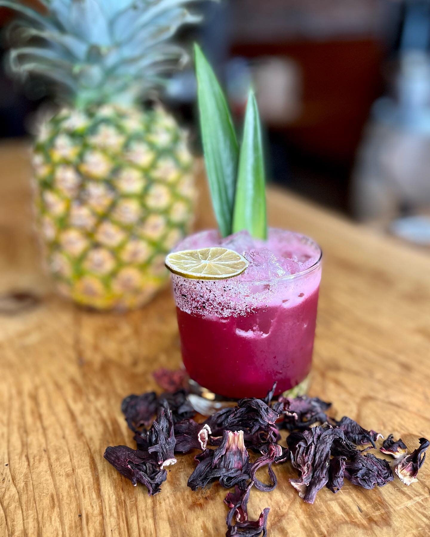🎉NEW COCKTAIL!🎉
Boy oh boy does this birdie sing! Introducing&hellip;
MACAW WIT DA BAW
This is a delightful twist on the classic Jungle Bird.
This baby features; reposado tequila, lime juice, hibiscus agave, pineapple and Campari with a sugar hibis