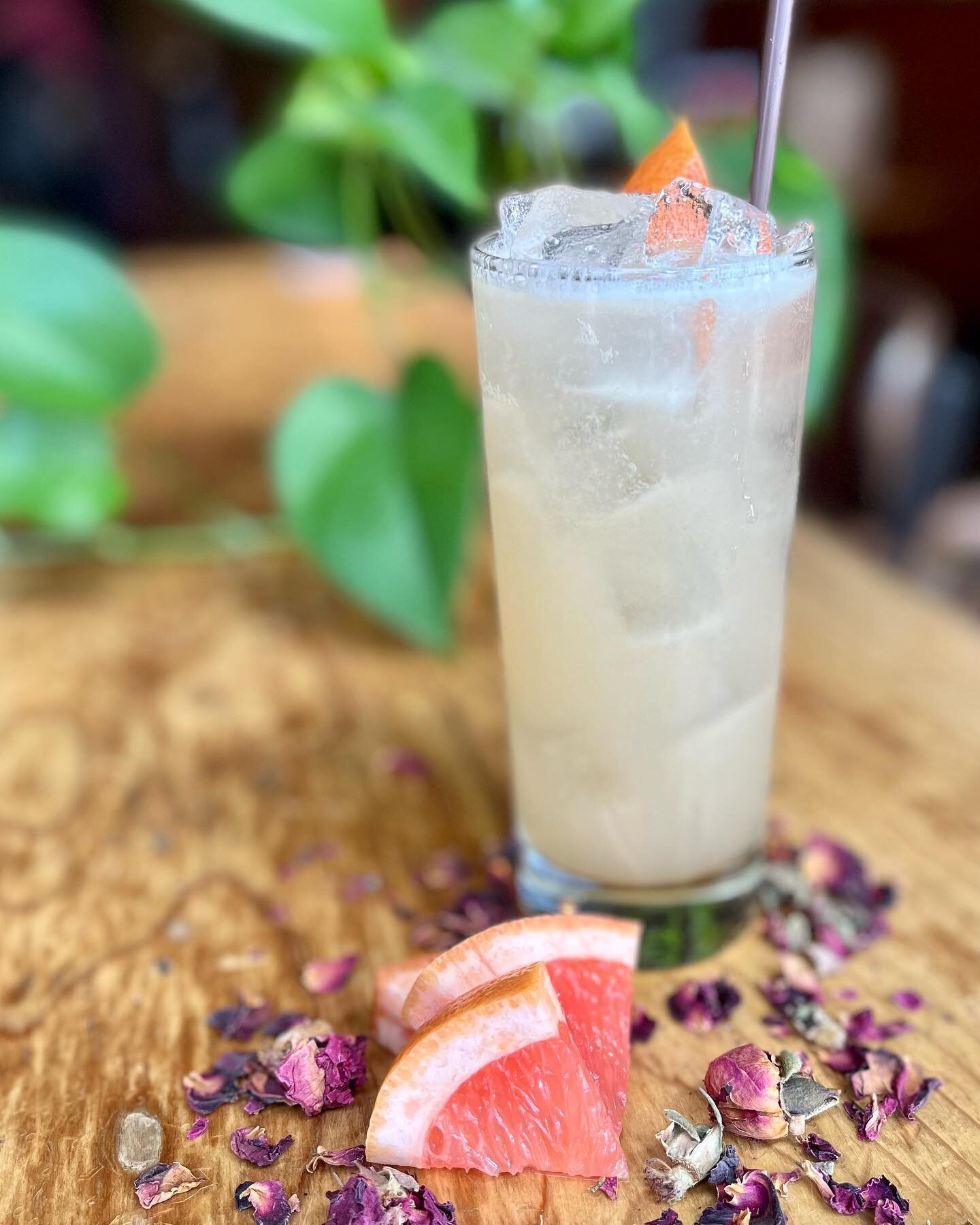 🎉NEW COCKTAIL🎉 
The whole world is a stage, and all the folks are merely players! Introducing&hellip;
CURTAIN CALL!
This cocktail is literally summer in a glass! The Curtain Call features;
Vodka, St. Germain, Yuzu liqueur, grapefruit, lemon and ros