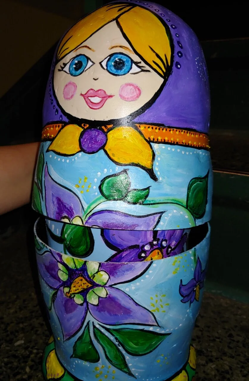 The back is hinged and has a wire clamp so it can be operated from the back to open and close the 'mouth' of the puppet