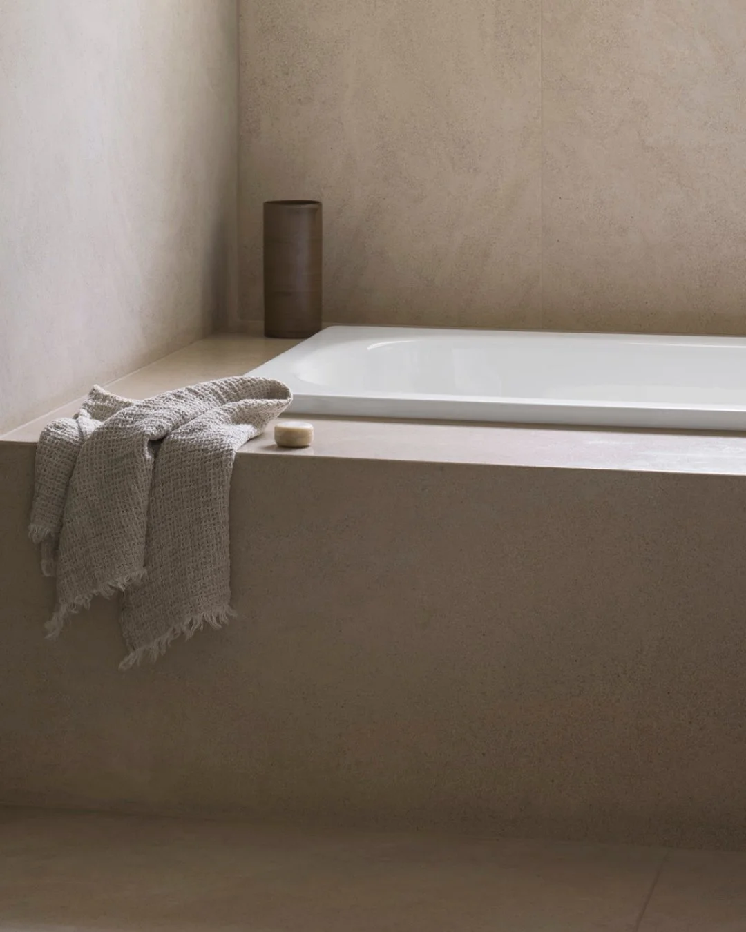 Interior design shapes the flow of rooms, the feel of materials under hand, the way light changes a space throughout the day – the subtleties that turn a house into a home of presence and ease.
Whether private bathroom zones or spaces where fa