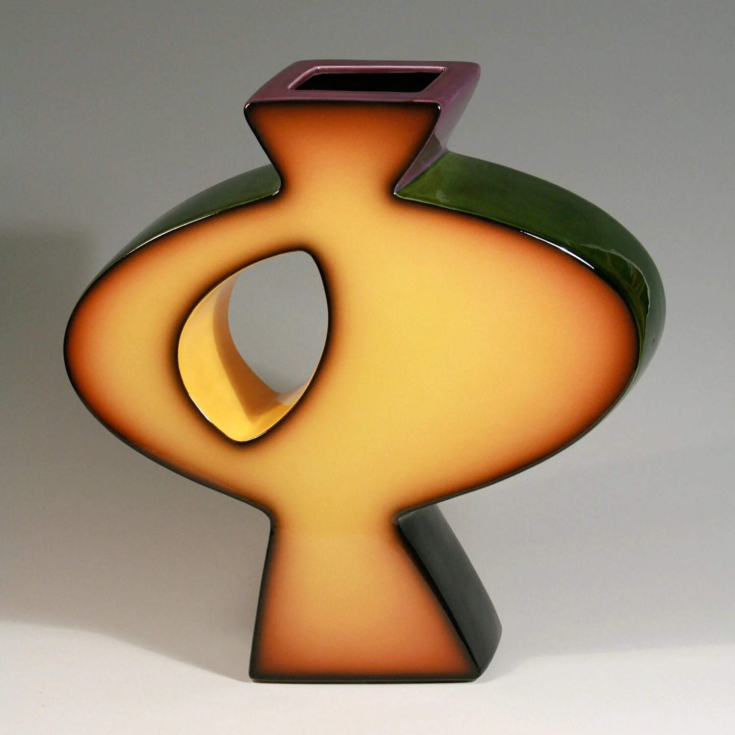Posing Vase - Golden