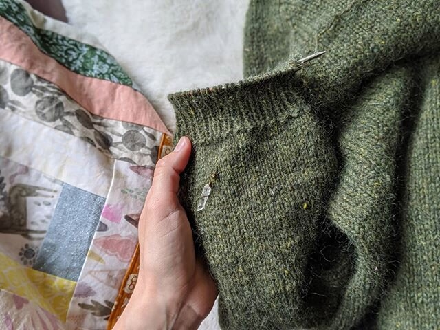 Almost there. How's your weekend? What's on your needles?
.
.
.
#knittingnellie #shopknittingnellie #btloft #brooklyntweedloft #btinthewild #foragerjumper #foragersweater #forestcharm #woolenforest #knitsweater #patchworkbag #knittingbag