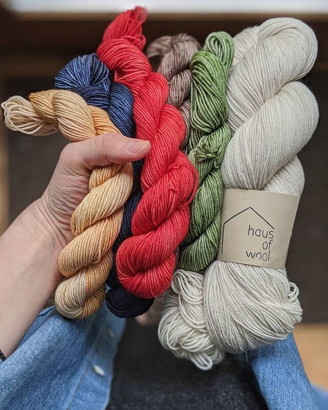 Some @hausofwool arrived in the mail today, and let me tell you....it doesn't disappoint! Tori sent along her mushroom inspired collection of five minis, and I picked up a skein of Bone on her sock base to go along with it. Can't wait to play with th