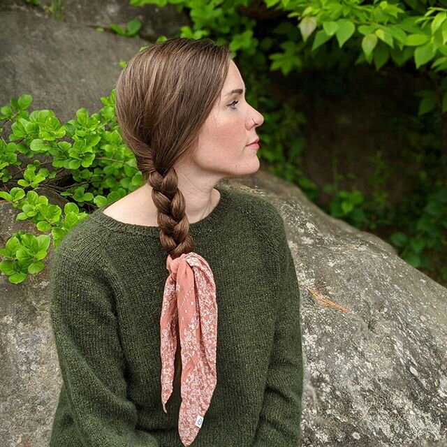 Finally getting around to taking some photos of the projects I've finished during quarantine. My wardrobe has shifted so much this year to rustic, simple pieces that can be layered through the seasons. Pictured here is the #foragersweater from @bmand
